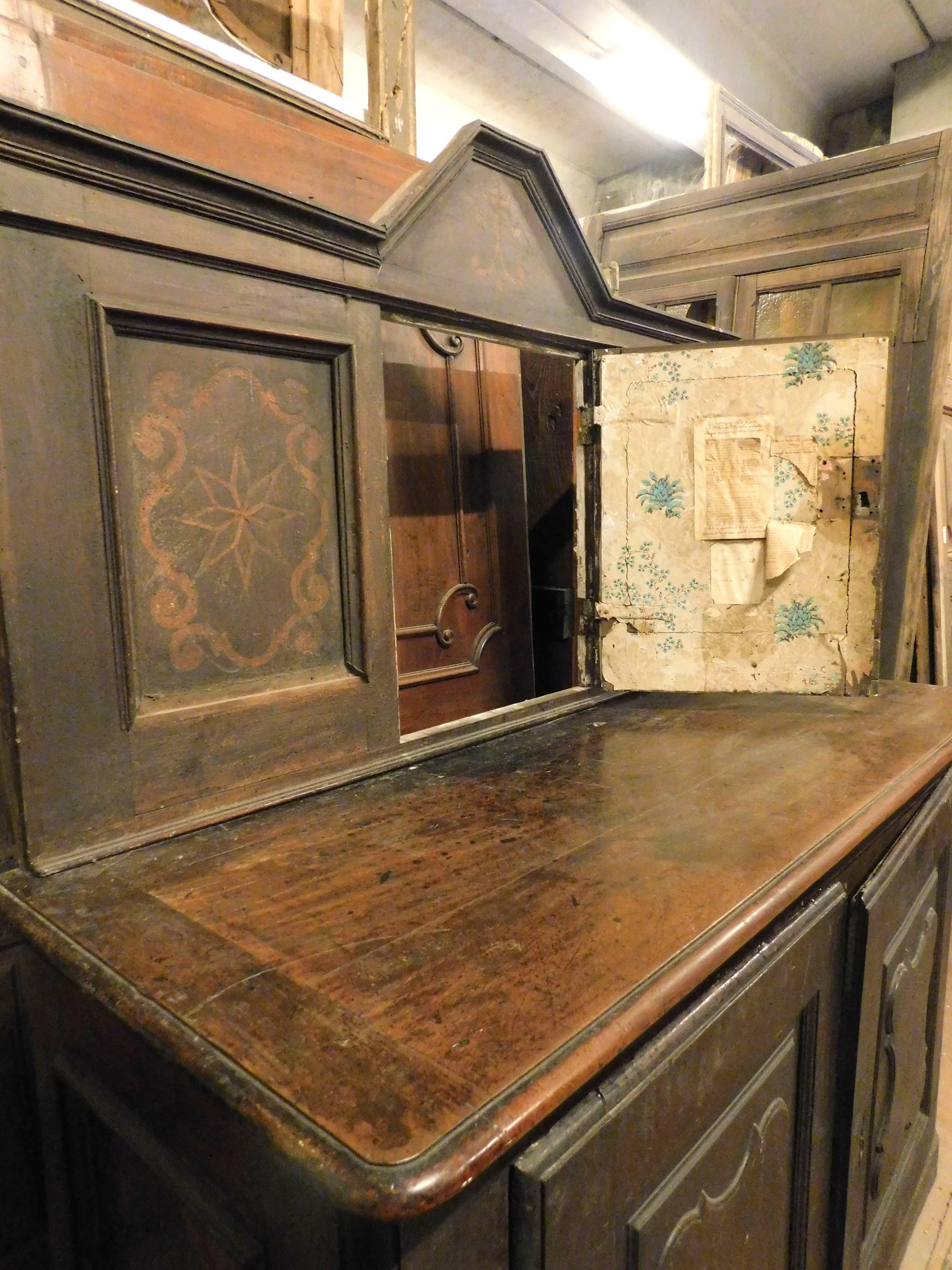Antikes Sideboard mit Intarsien aus Nussbaumholz, Kommode und Garderobenschrank,700 Italien (Walnuss) im Angebot