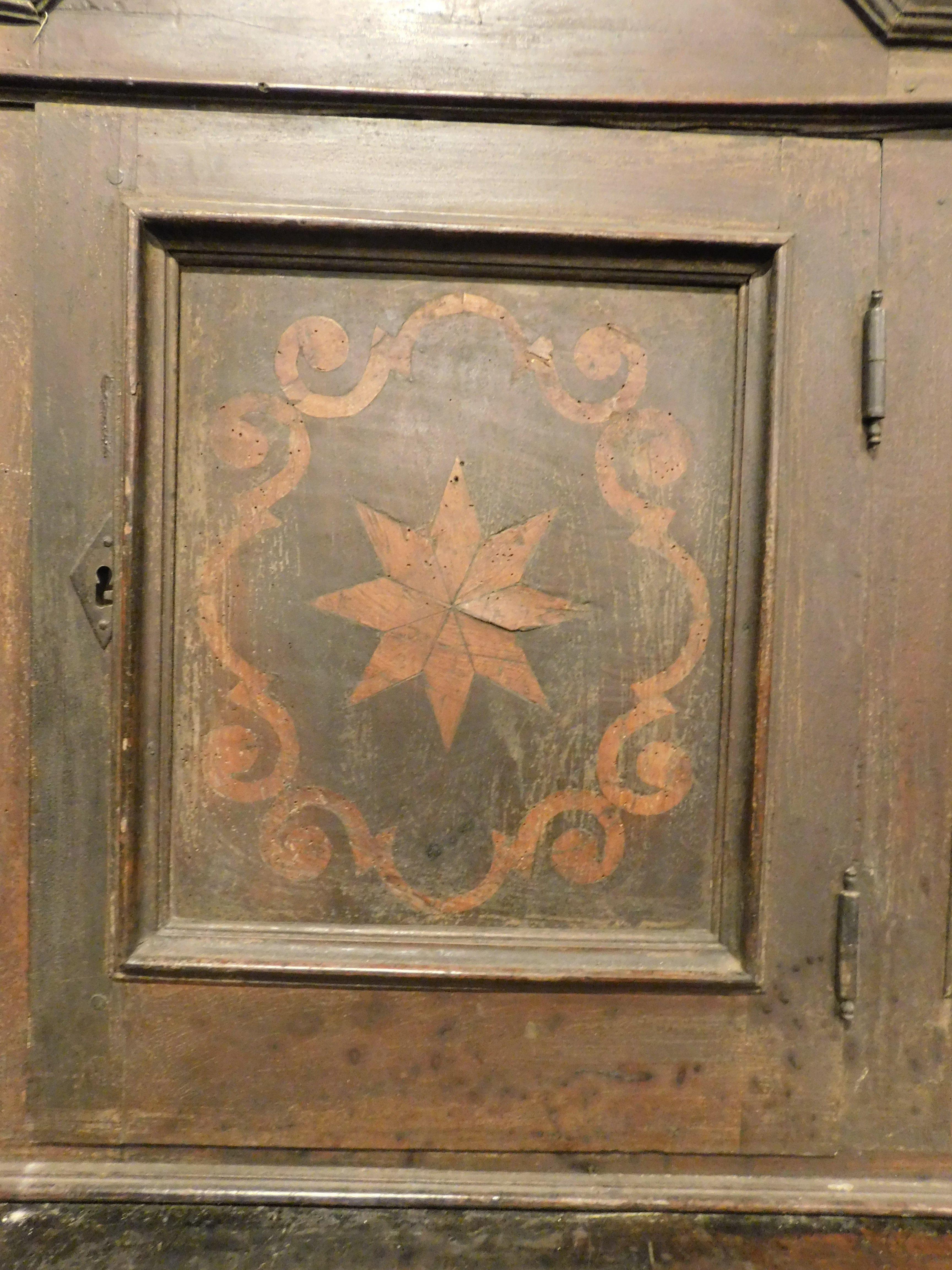Antikes Sideboard mit Intarsien aus Nussbaumholz, Kommode und Garderobenschrank,700 Italien im Angebot 2