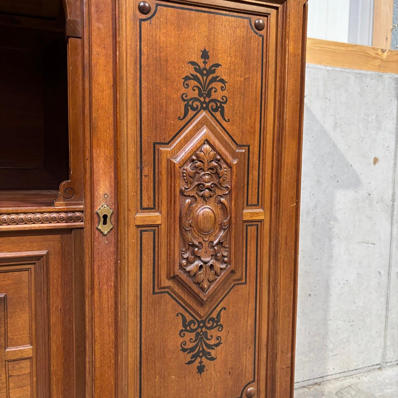 Buffet ancien  armoire de salon  Le style wilhelminien  noyer 4