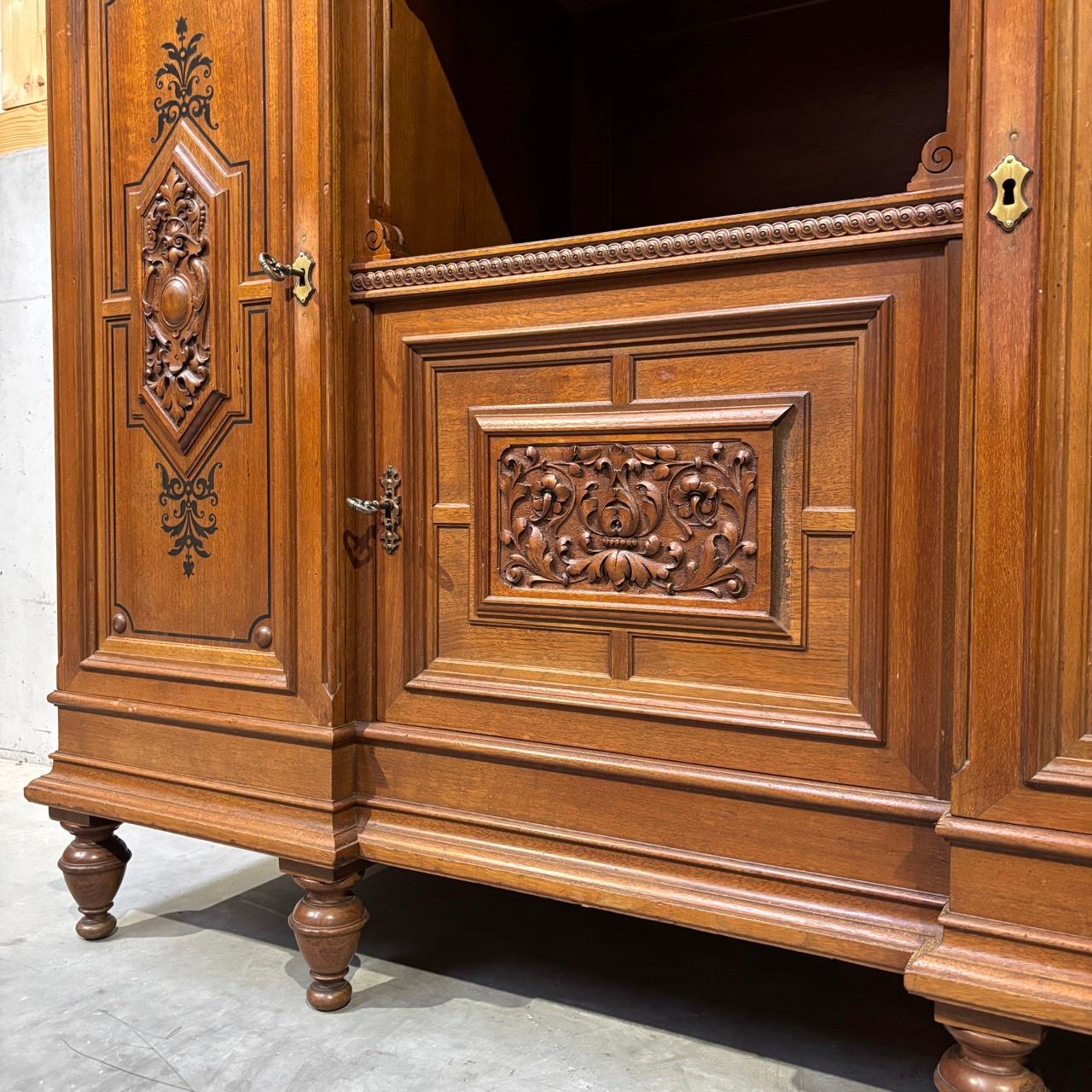 Buffet ancien  armoire de salon  Le style wilhelminien  noyer 5