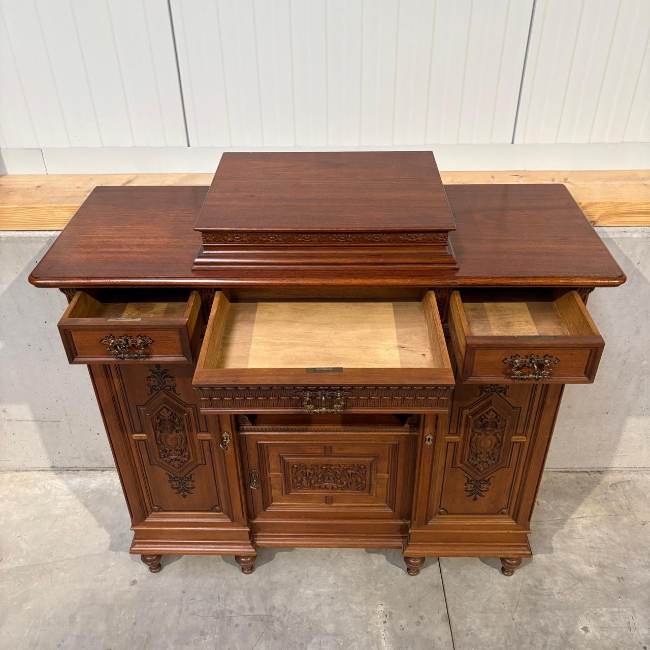 Buffet ancien  armoire de salon  Le style wilhelminien  noyer 6
