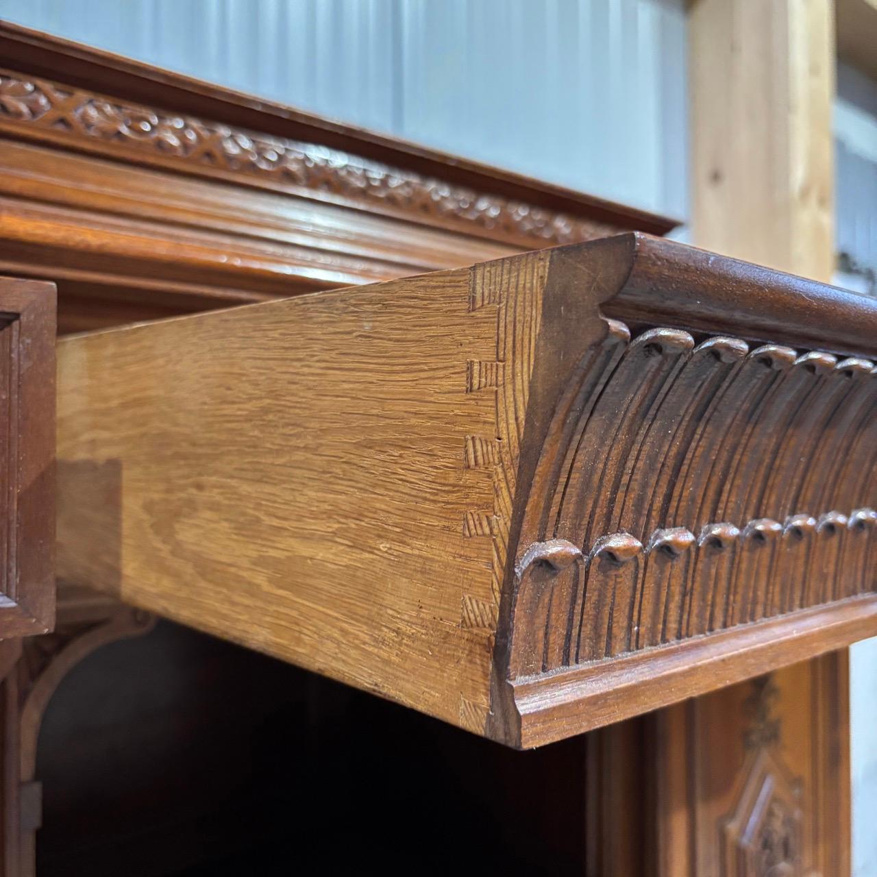 Buffet ancien  armoire de salon  Le style wilhelminien  noyer 7