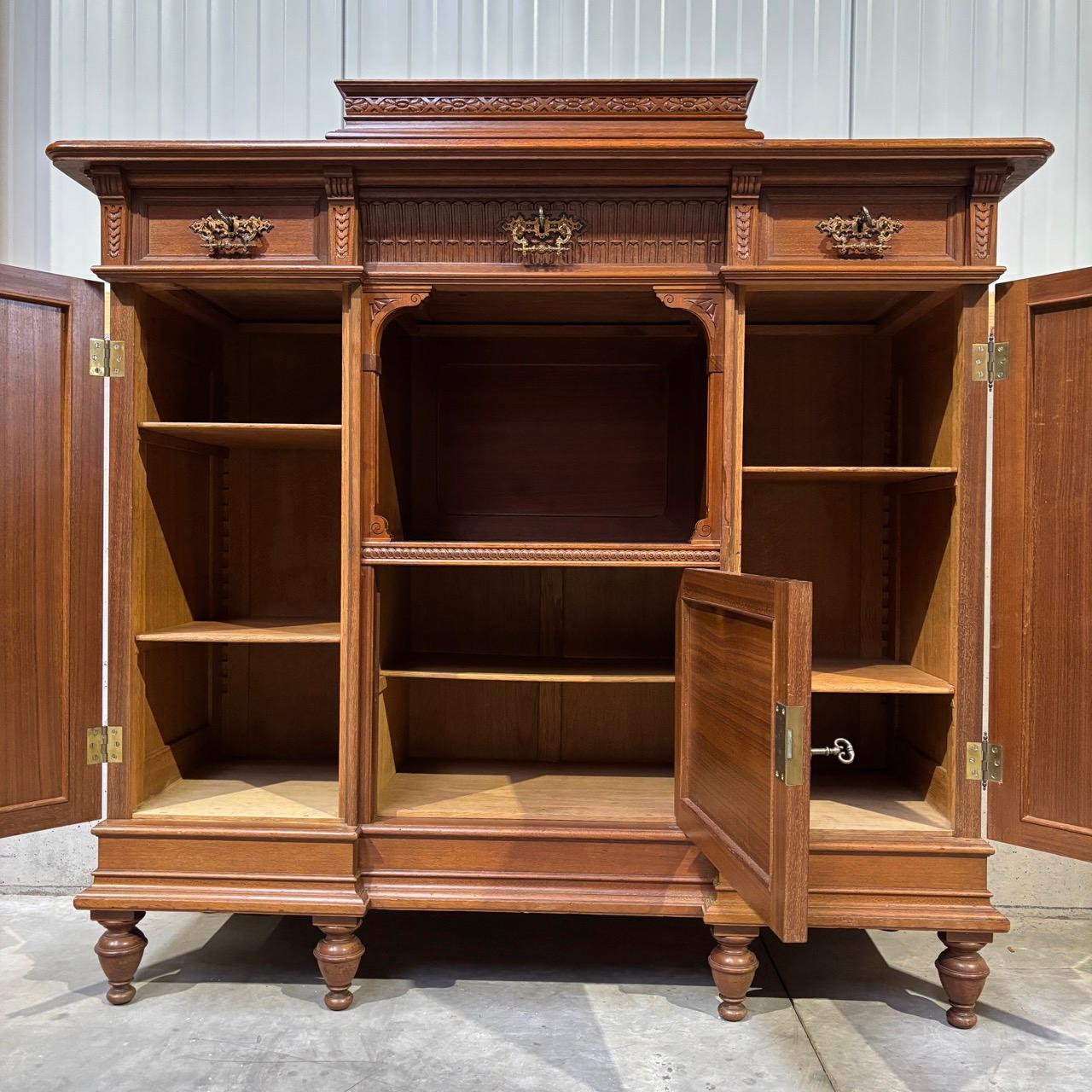 Buffet ancien  armoire de salon  Le style wilhelminien  noyer 9