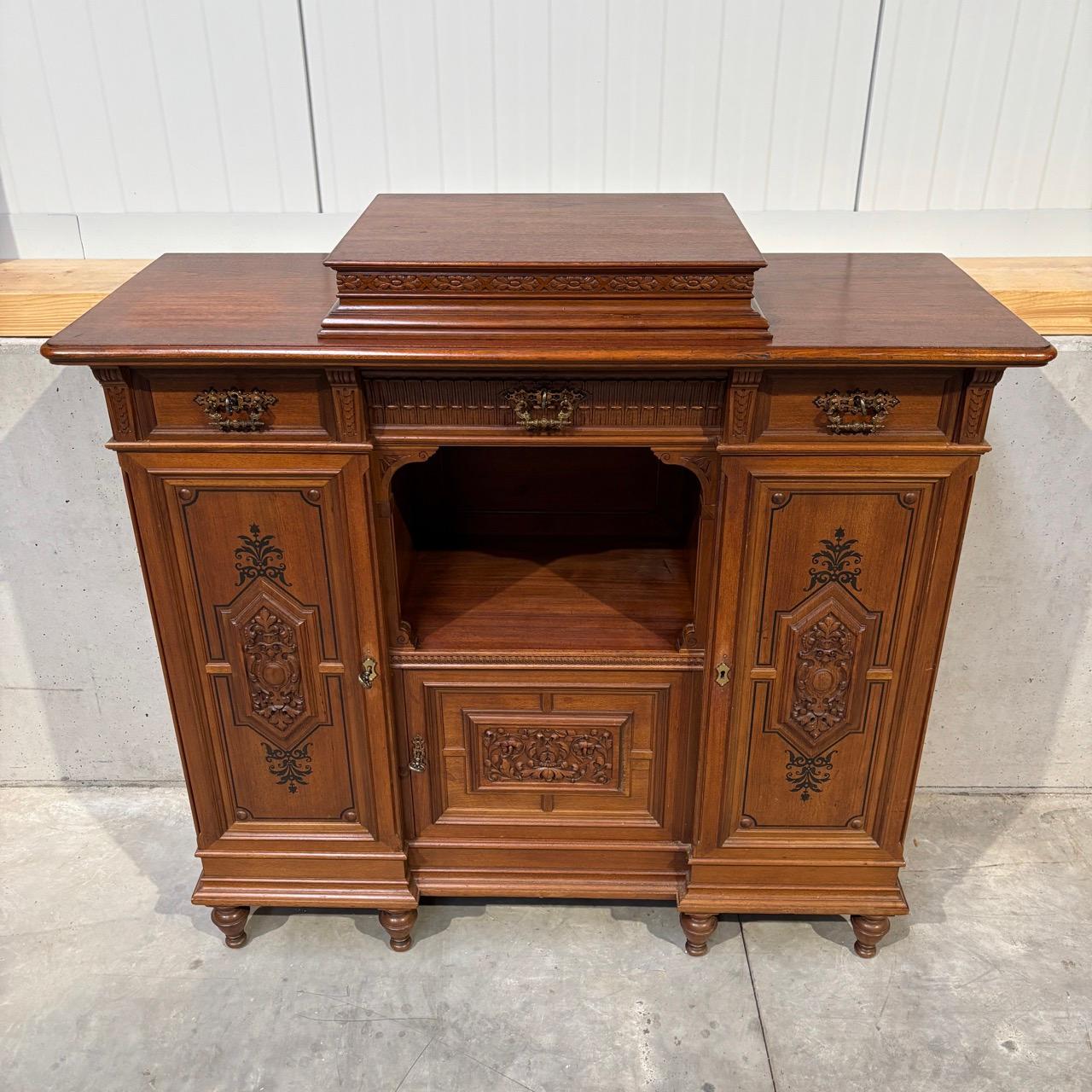 ✓ Recherche spéciale
✓ Robuste et durable
✓ Matériaux de haute qualité

Dimensions : L : 131cm H : 126cm P : 50cm L : 131cm H : 126cm P : 50cm

Article : Buffet ancien, commode, buffet
Numéro d'article : 1032
Epoch : Style wilhelminien vers