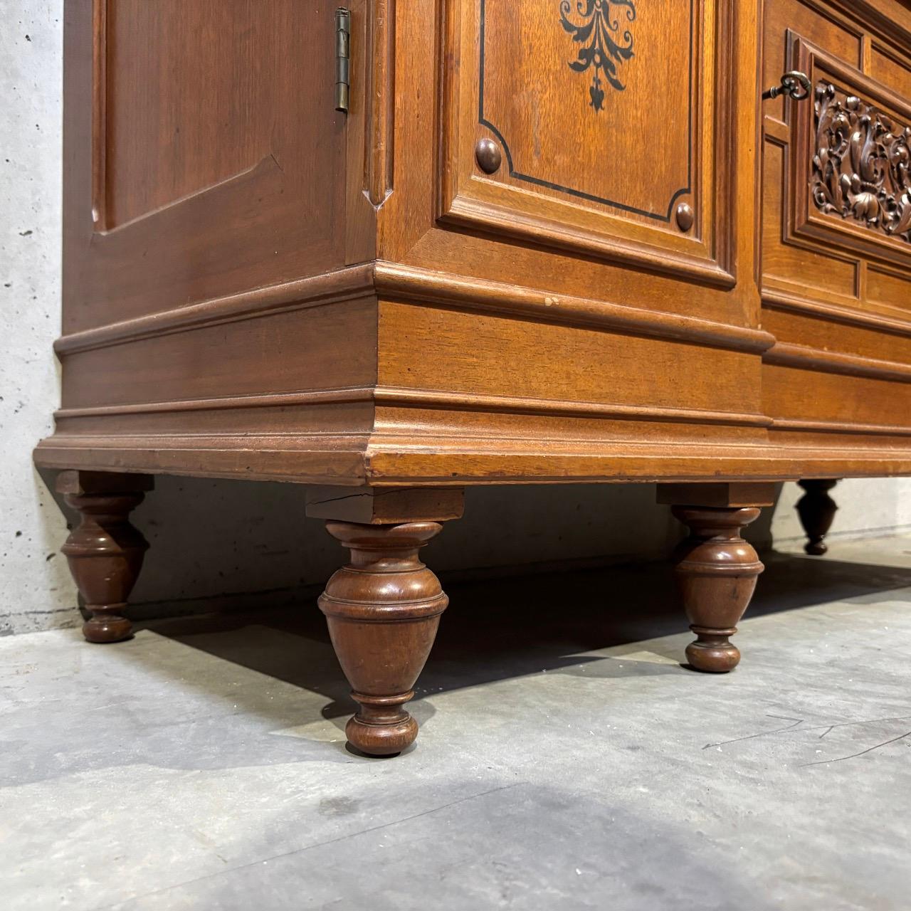 XIXe siècle Buffet ancien  armoire de salon  Le style wilhelminien  noyer