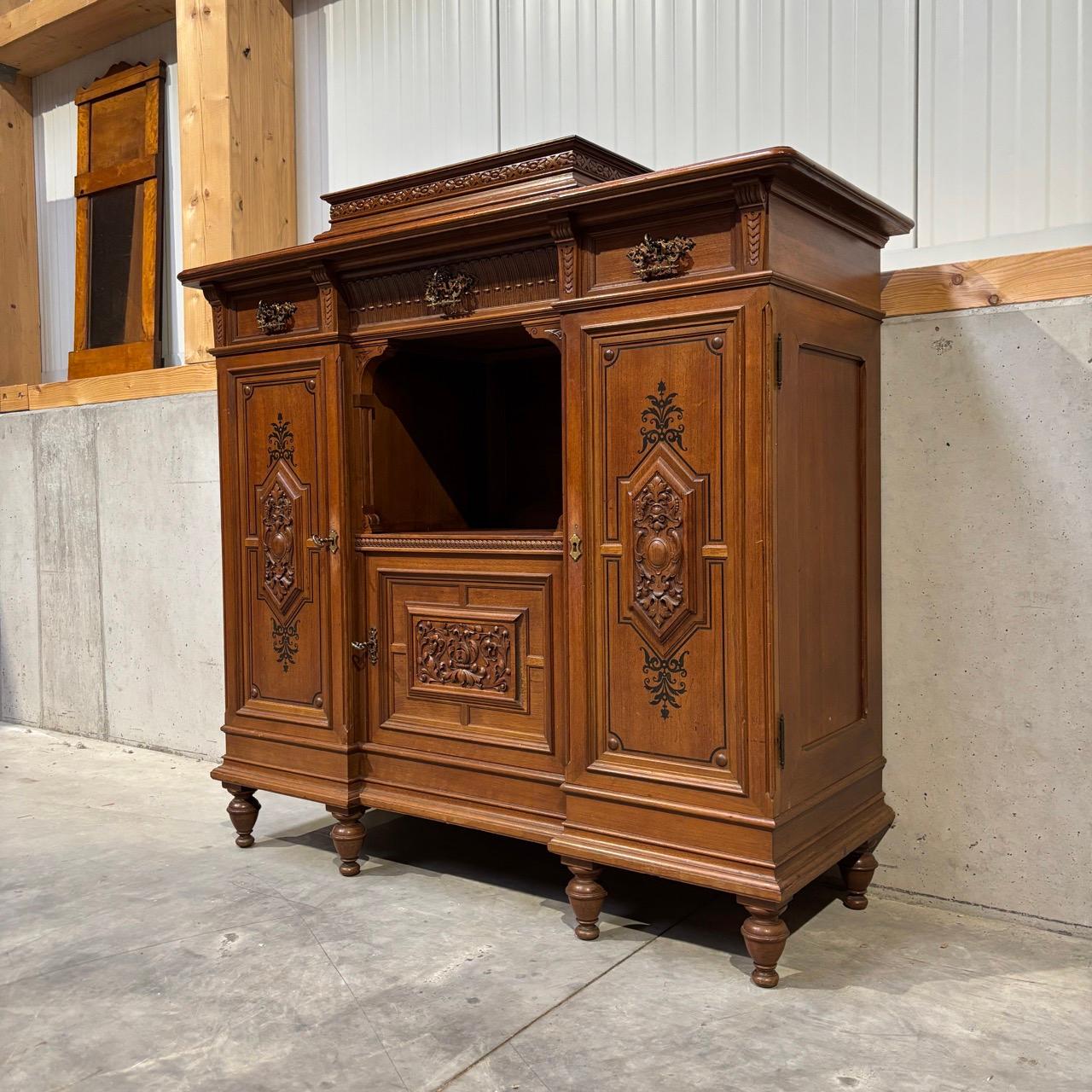Buffet ancien  armoire de salon  Le style wilhelminien  noyer 1