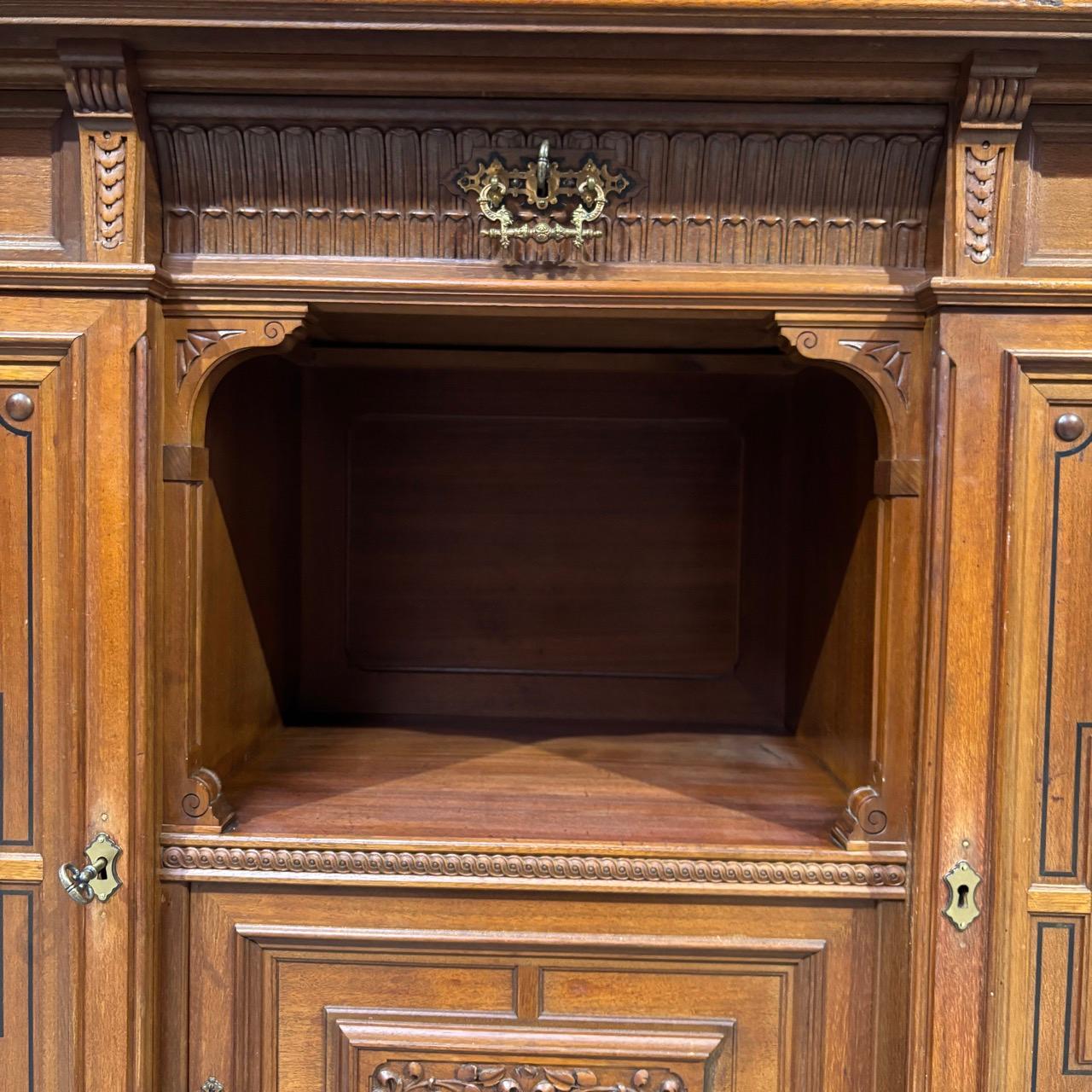 Buffet ancien  armoire de salon  Le style wilhelminien  noyer 3