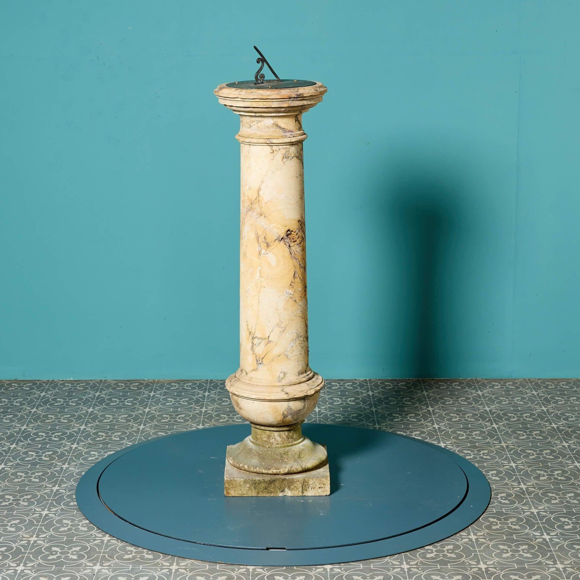 Anglais Cadran solaire de jardin en forme de balustre en marbre de Sienne antique en vente