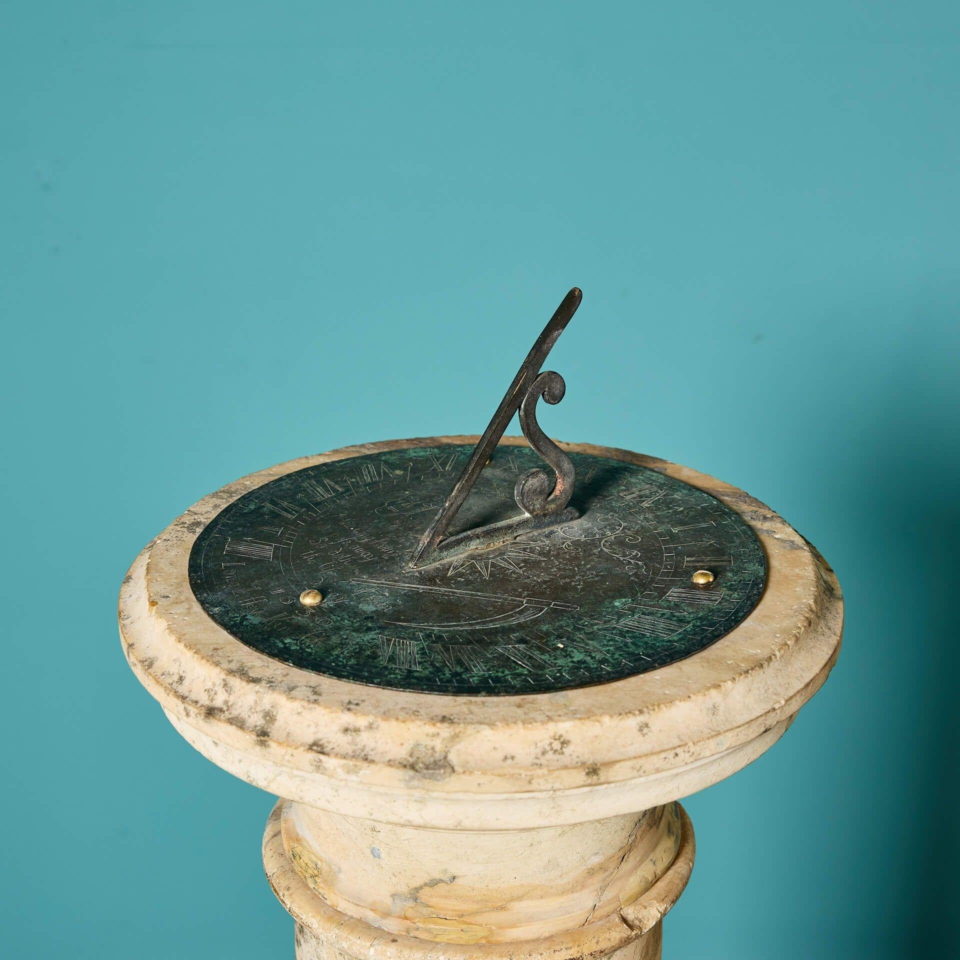 XIXe siècle Cadran solaire de jardin en forme de balustre en marbre de Sienne antique en vente