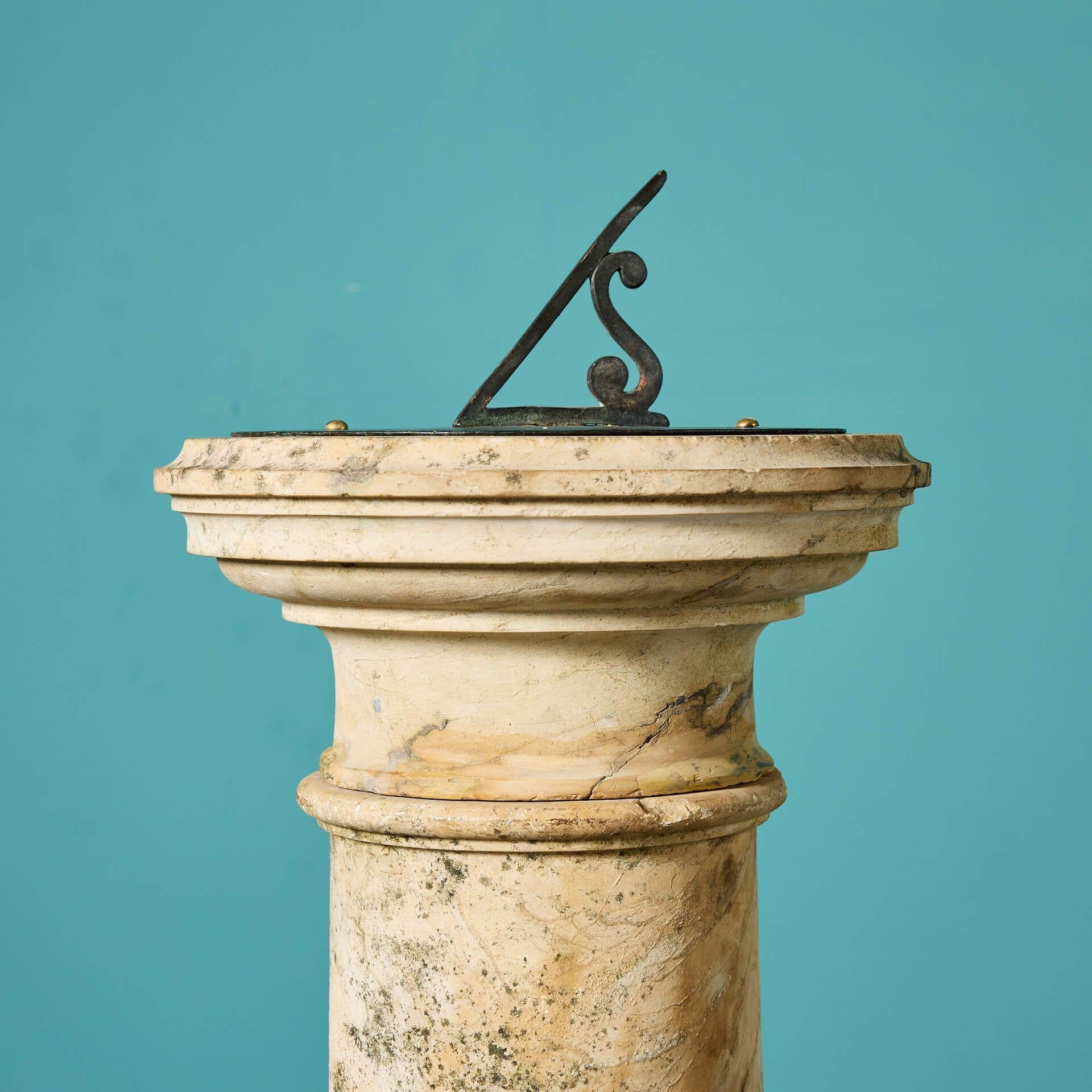 Marbre Cadran solaire de jardin en forme de balustre en marbre de Sienne antique en vente