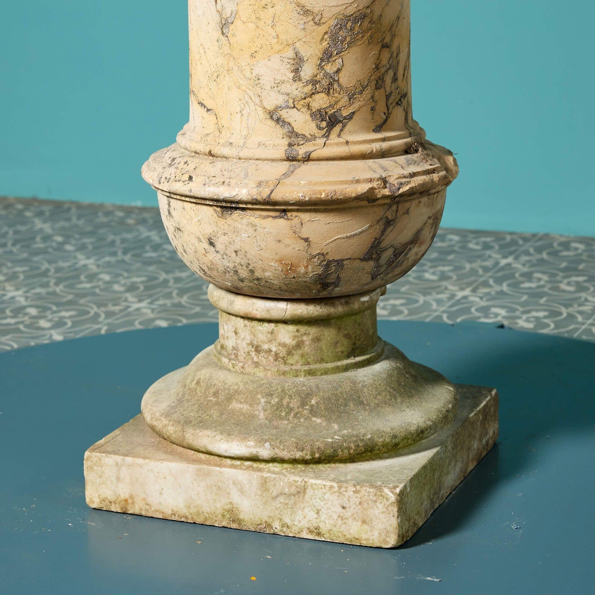 Cadran solaire de jardin en forme de balustre en marbre de Sienne antique en vente 1