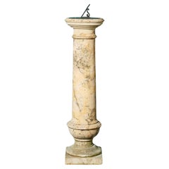 Cadran solaire de jardin en forme de balustre en marbre de Sienne antique
