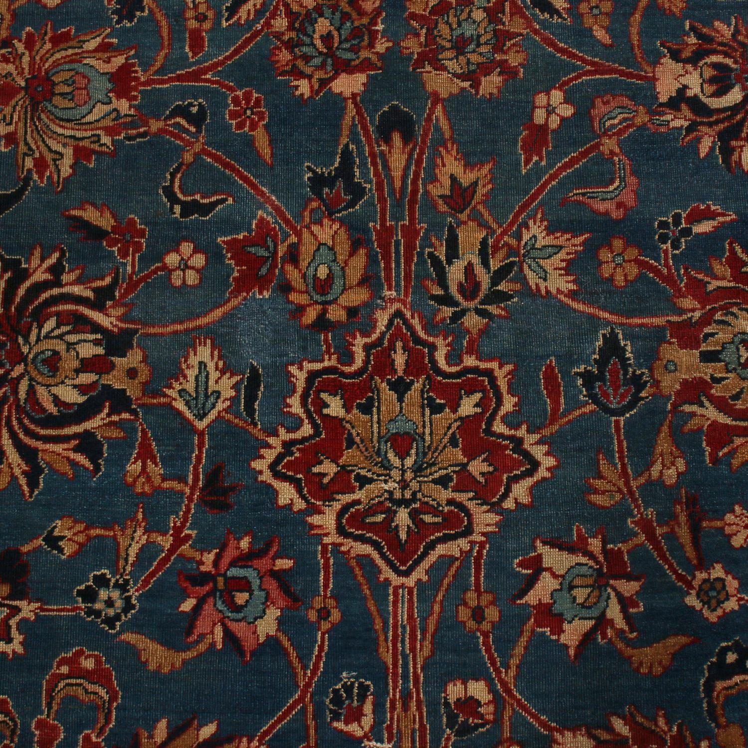 Dieser antike Perserteppich aus Kerman stammt aus Persien aus dem Jahr 1890 und wurde in einer der bekanntesten Städte der persischen Teppichweberei mit hochwertiger Wolle handgeknüpft. Er ist ein charakteristisches Stück des berühmten Knüpfers
