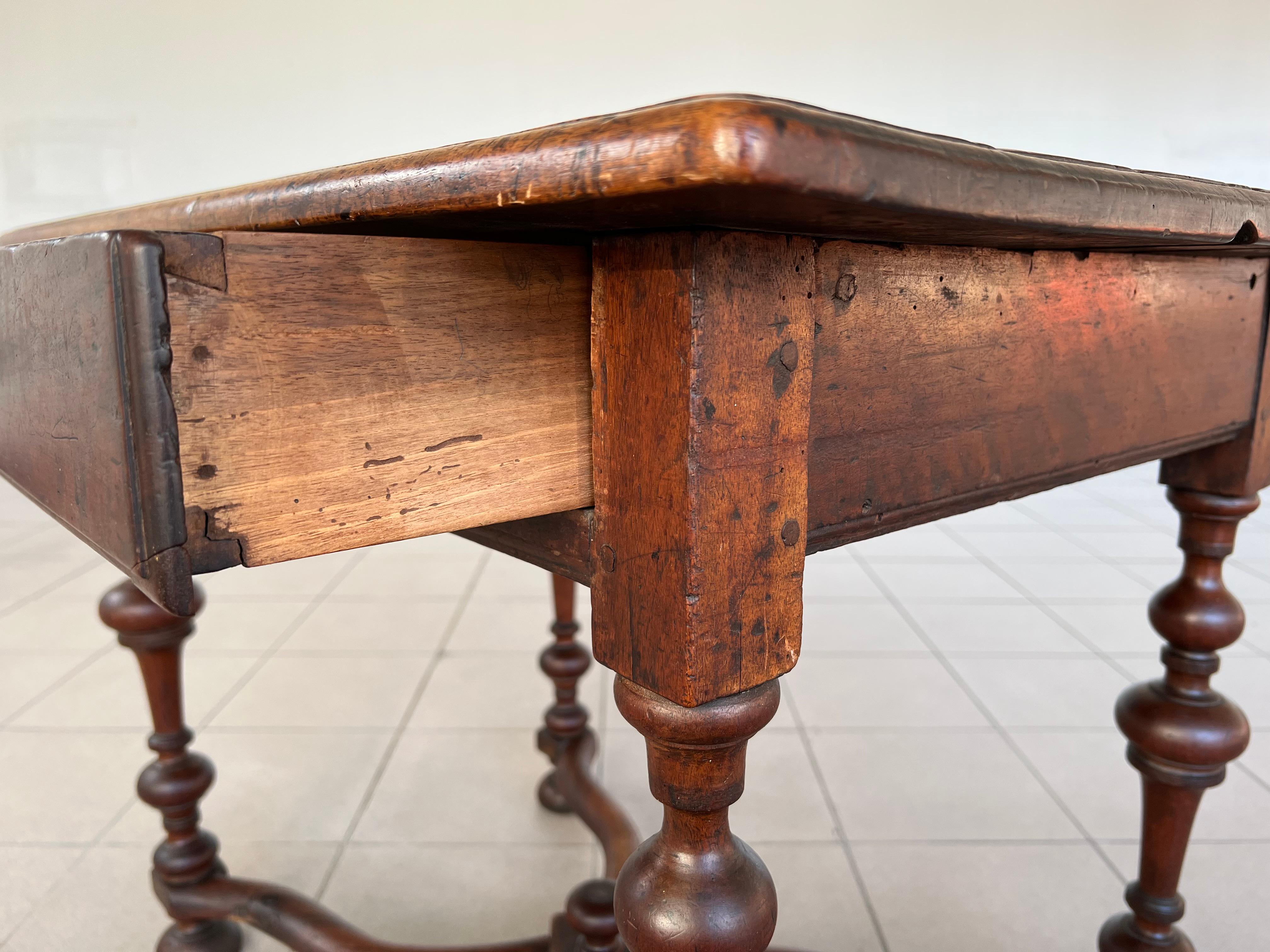 Table d'appoint ou bureau en noyer signé 18c français de style baroque antique en vente 4