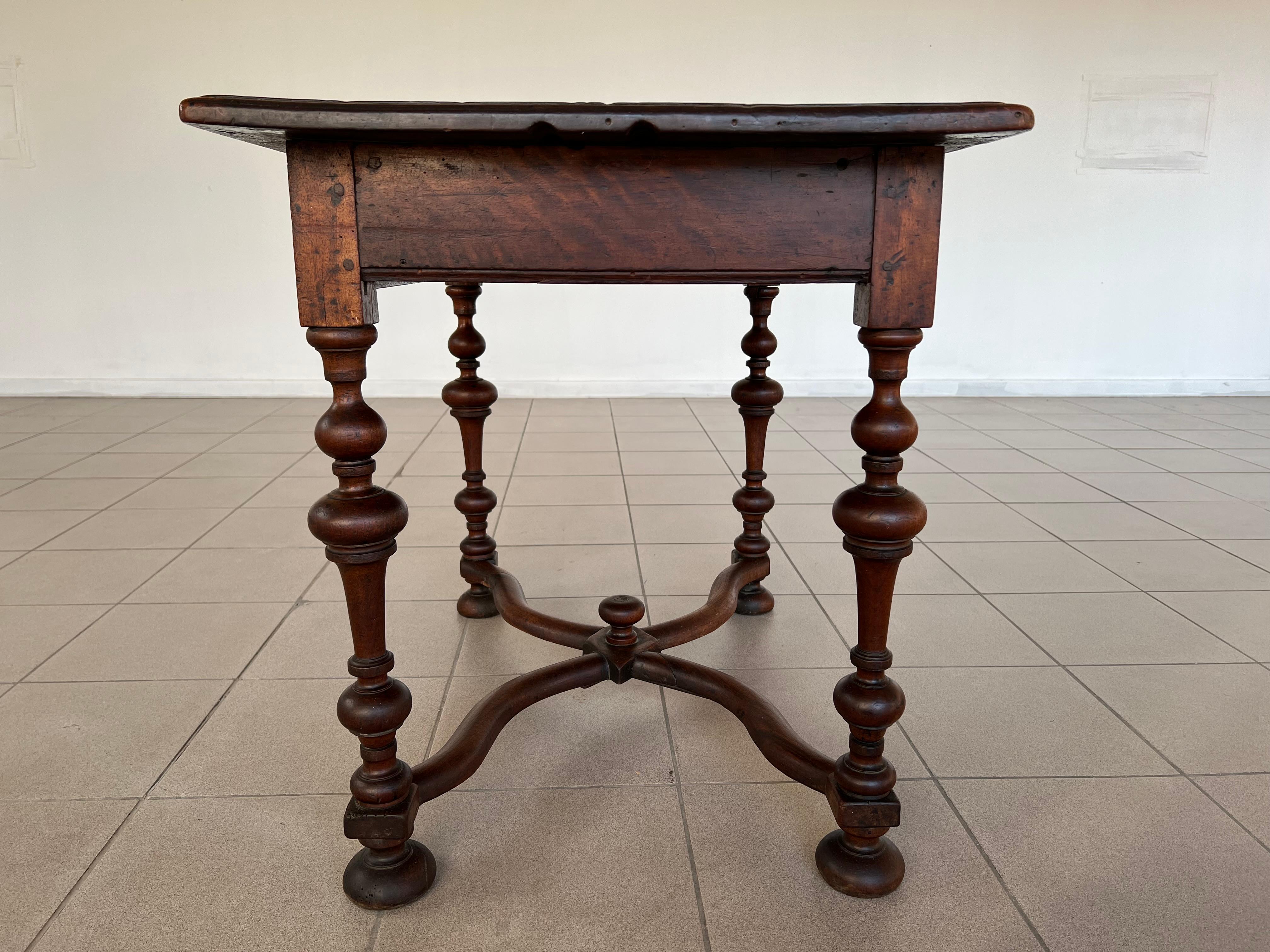 Antique French Baroque Style Wallnut Side Table o Desk firmato del 18° secolo in vendita 6