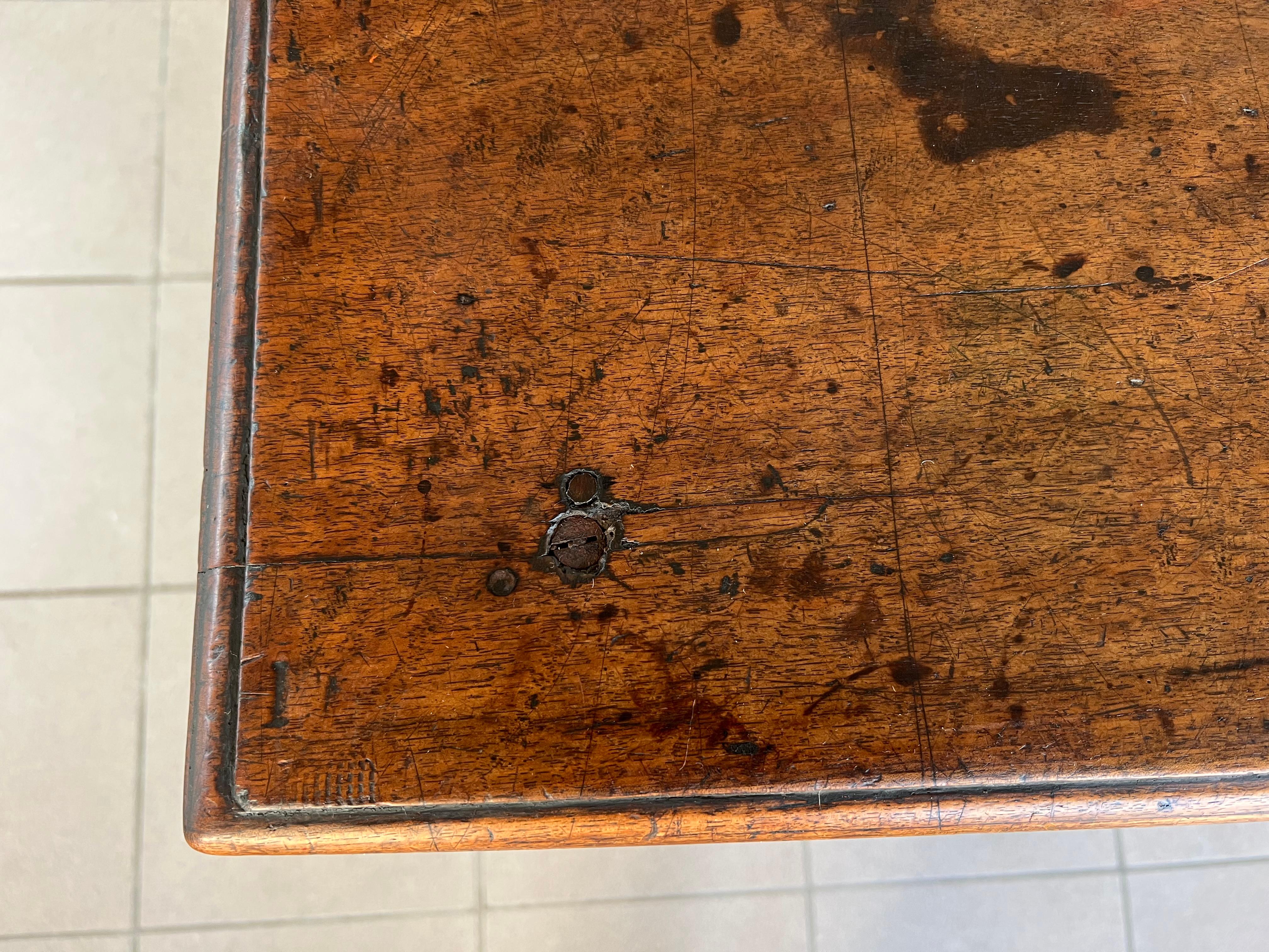 Antique French Baroque Style Wallnut Side Table o Desk firmato del 18° secolo in vendita 7