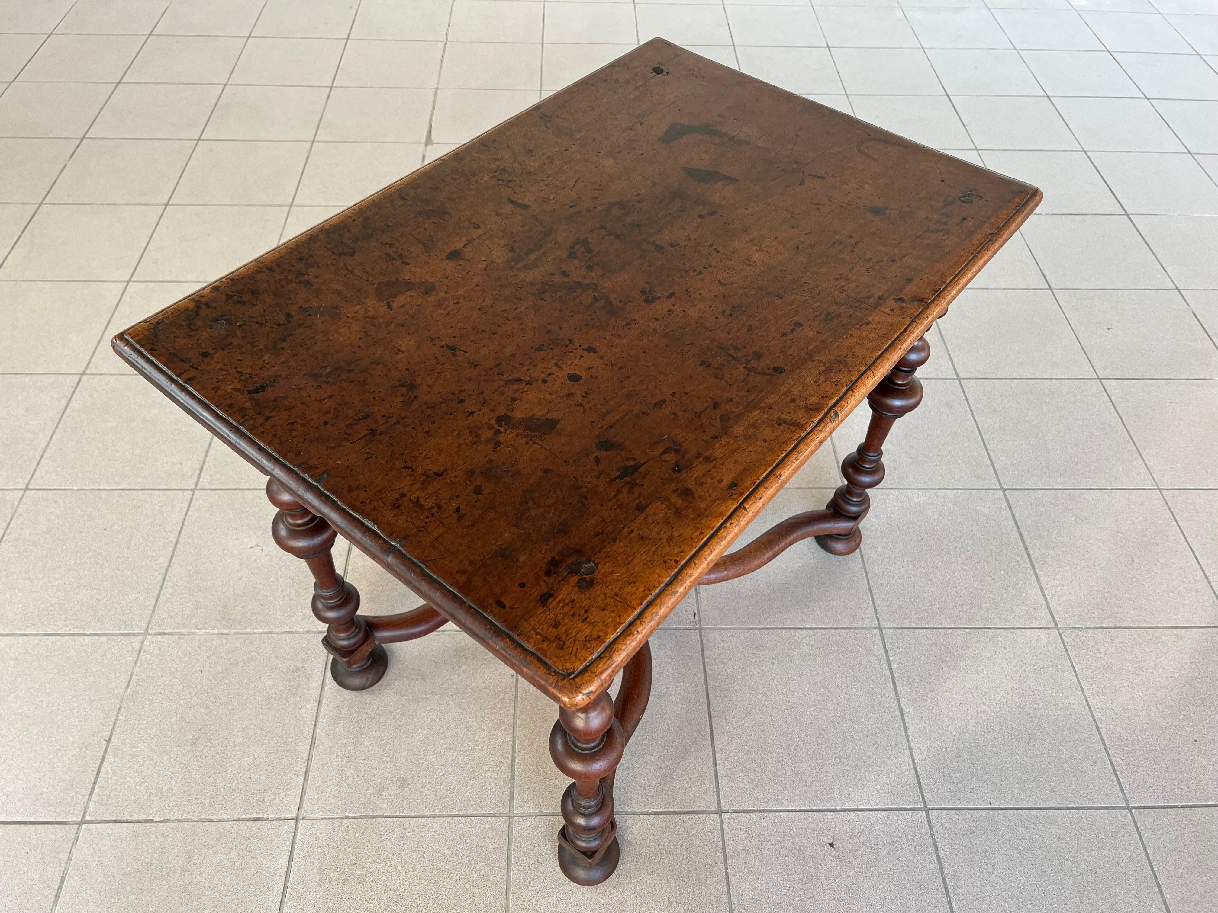 Antique French Baroque Style Wallnut Side Table o Desk firmato del 18° secolo in vendita 8