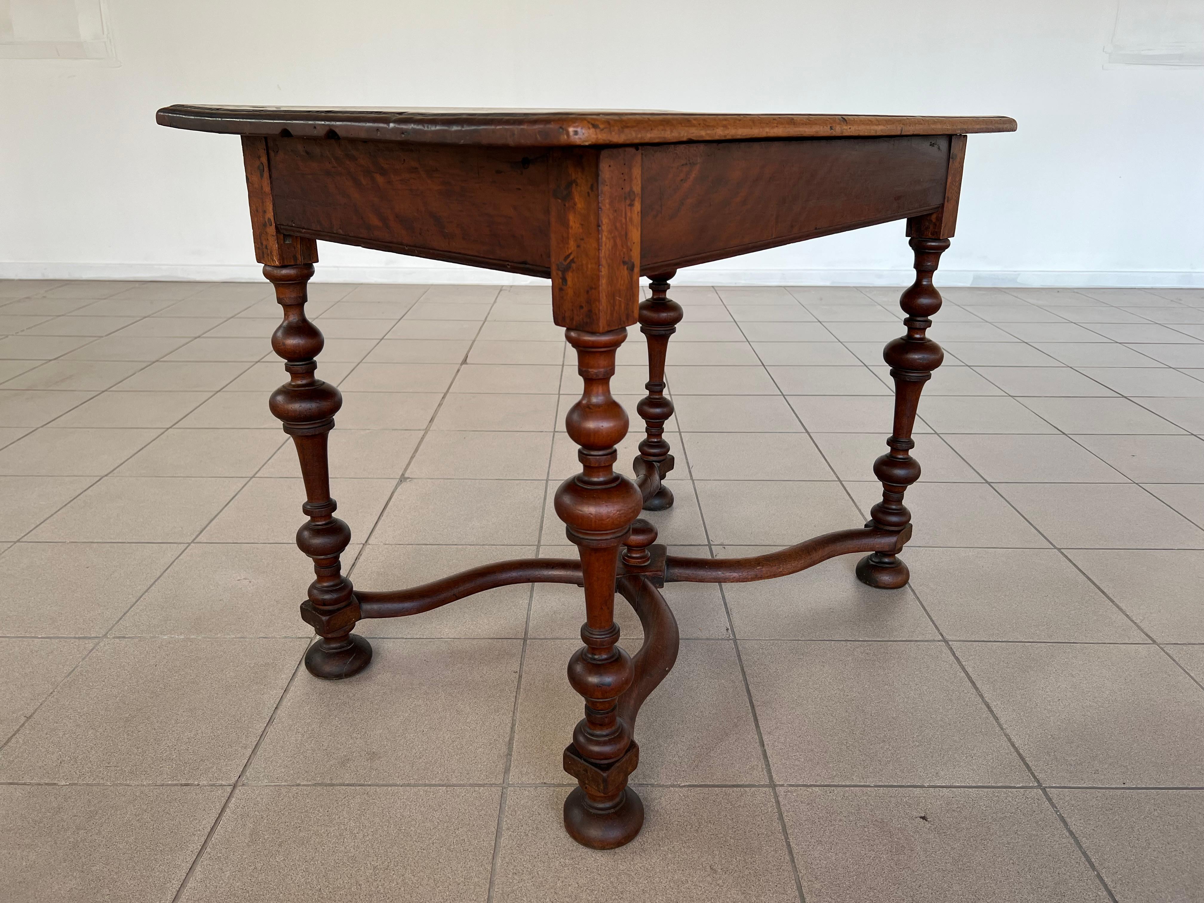 Antique French Baroque Style Wallnut Side Table o Desk firmato del 18° secolo in vendita 9
