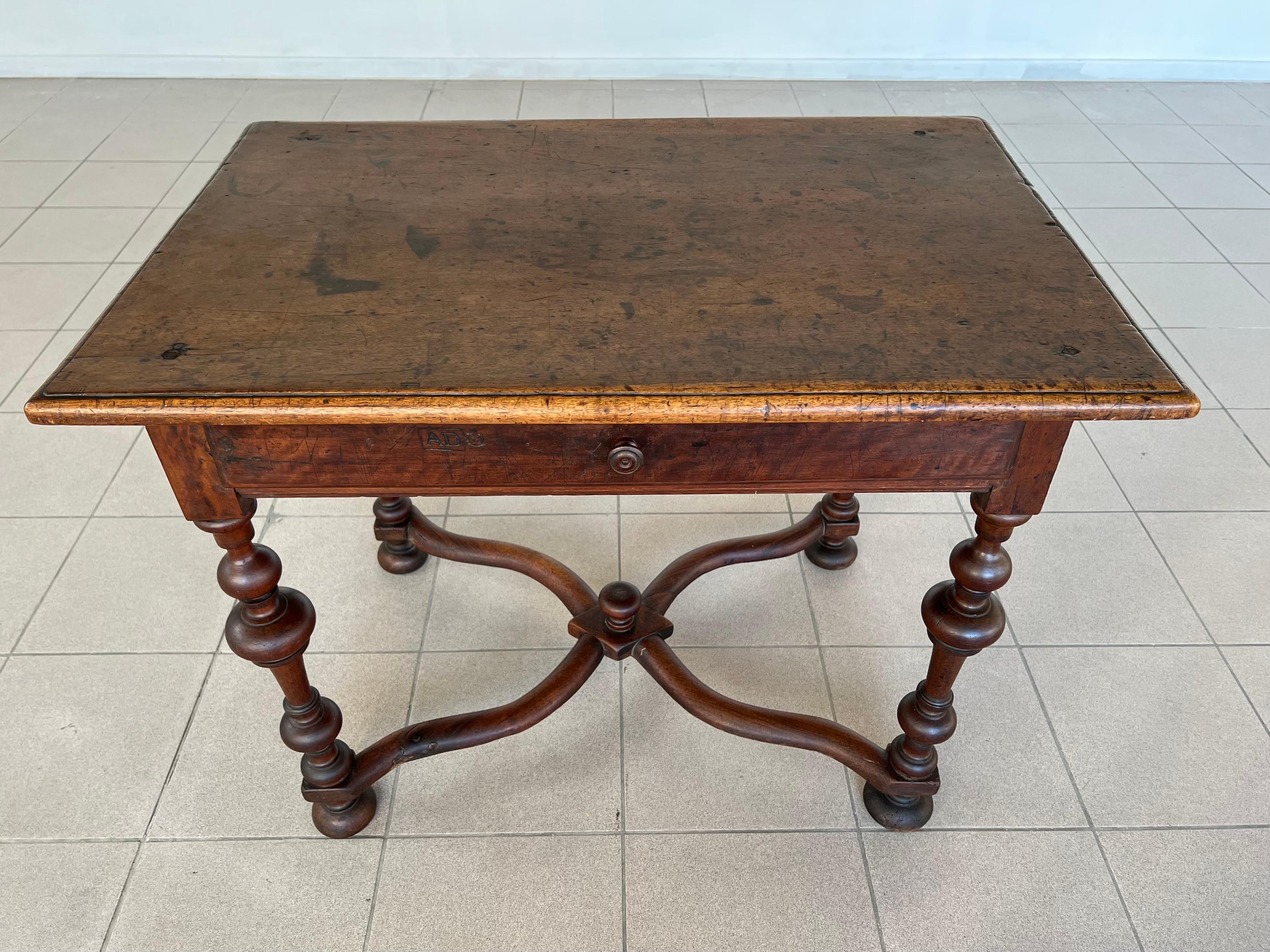 Barocco Antique French Baroque Style Wallnut Side Table o Desk firmato del 18° secolo in vendita