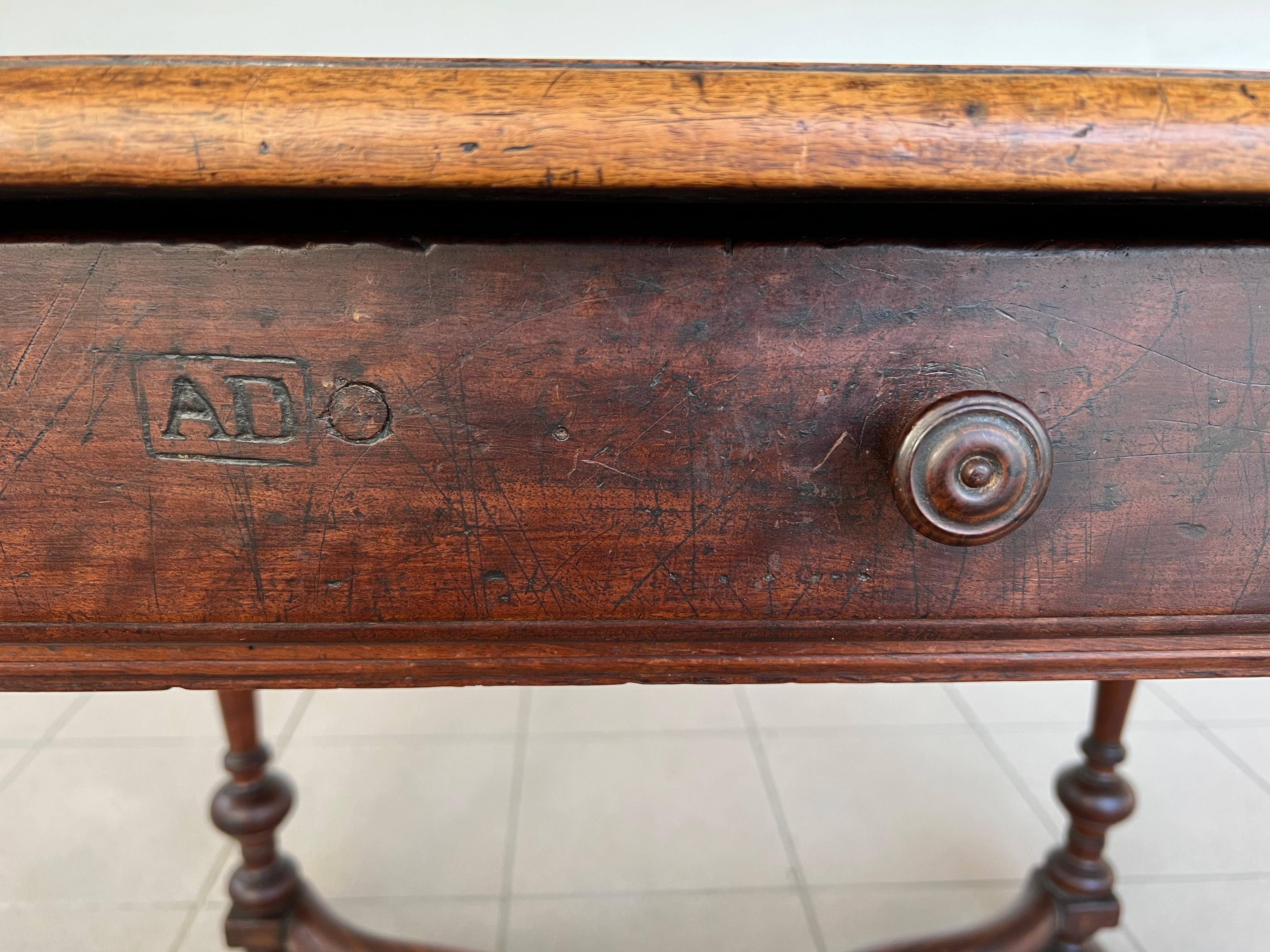 Baroque Table d'appoint ou bureau en noyer signé 18c français de style baroque antique en vente