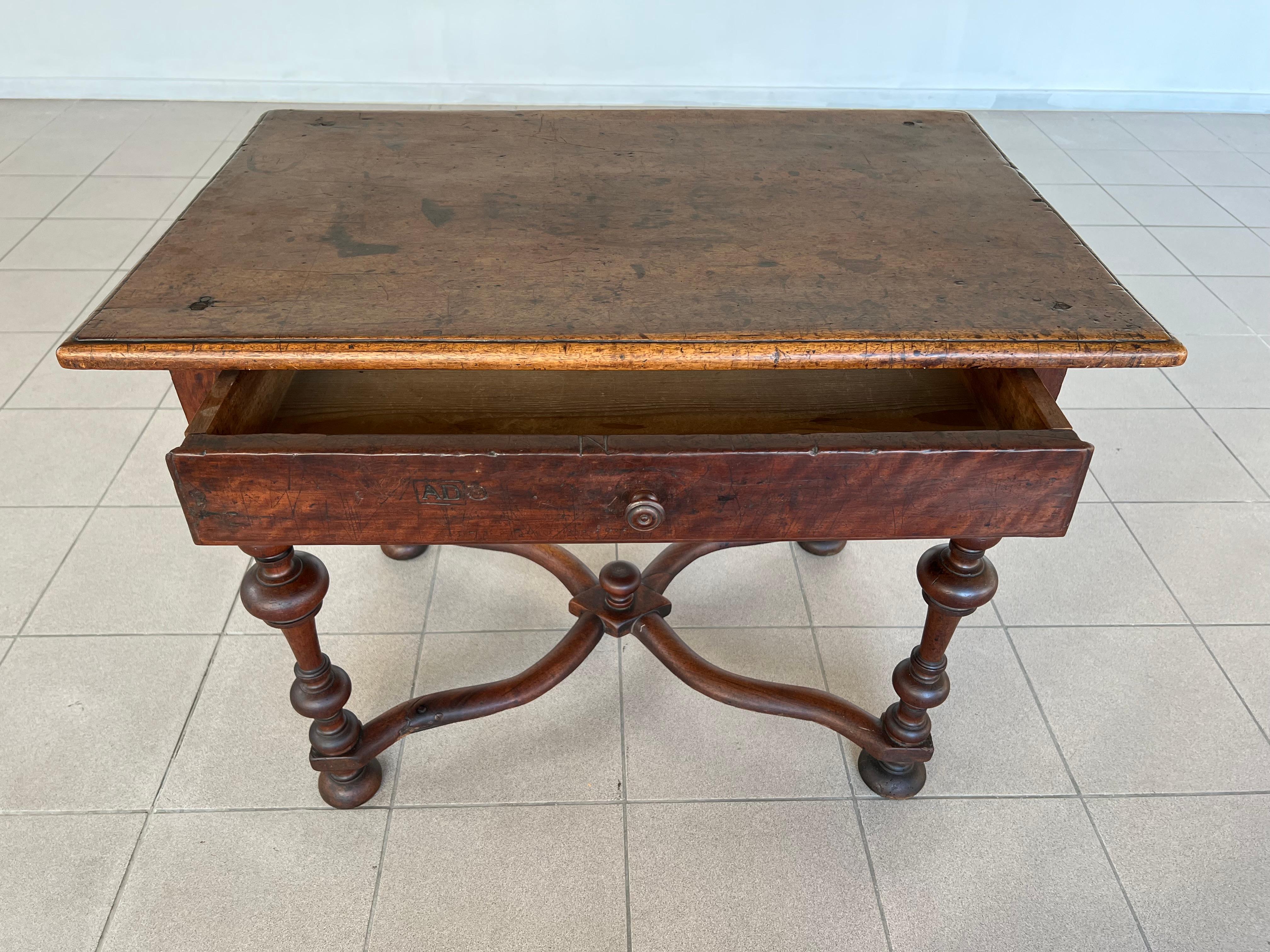Antique French Baroque Style Wallnut Side Table o Desk firmato del 18° secolo In condizioni buone in vendita a Bridgeport, CT