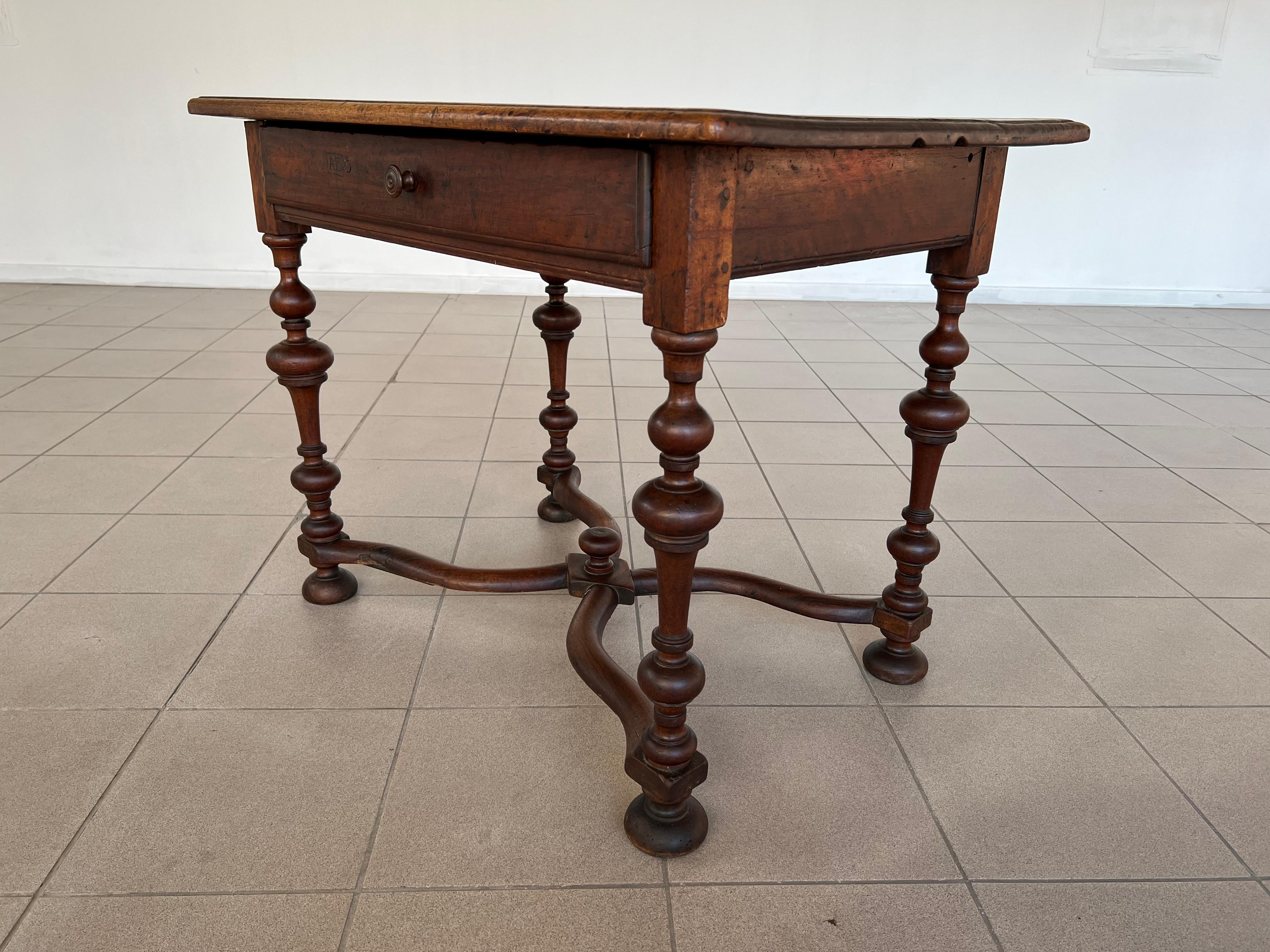 Table d'appoint ou bureau en noyer signé 18c français de style baroque antique en vente 1