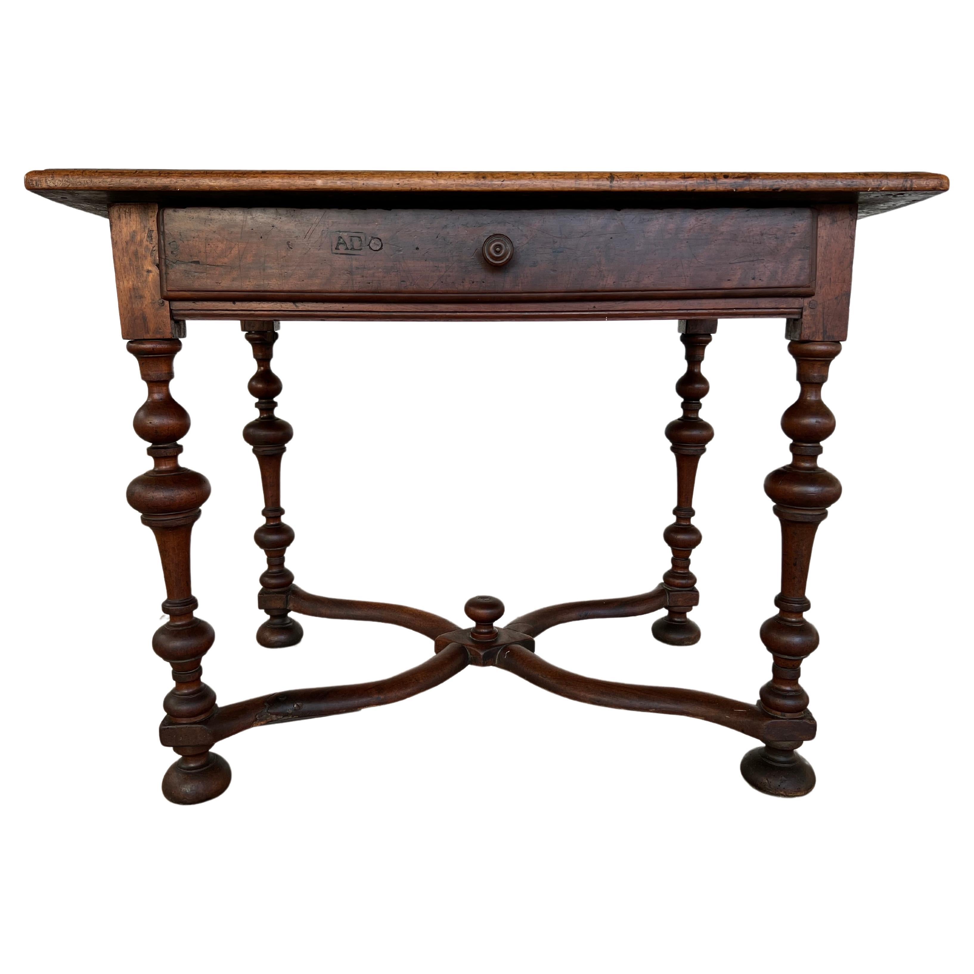 Antique French Baroque Style Wallnut Side Table o Desk firmato del 18° secolo in vendita