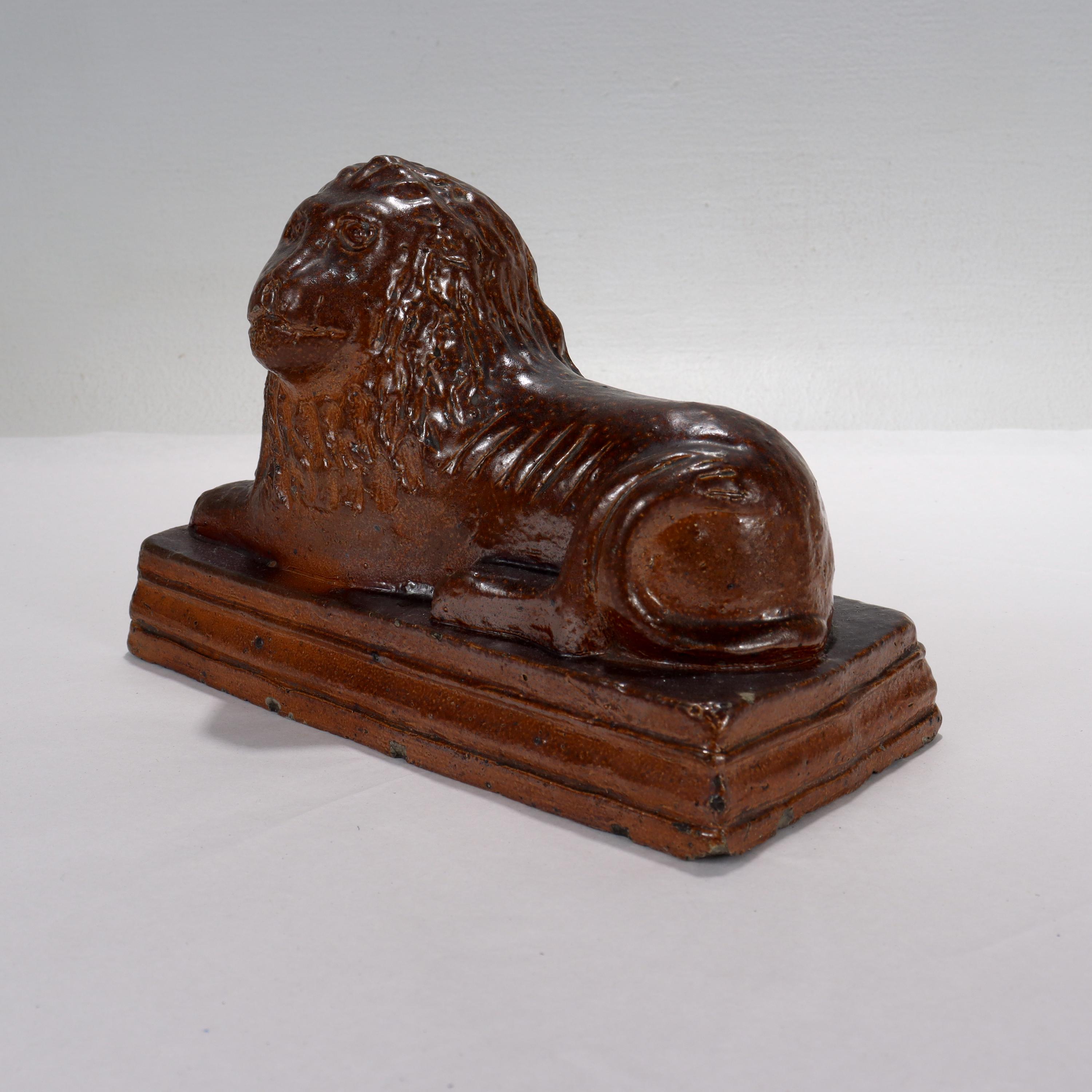 Figurita de león de cerámica roja o de azulejos de alcantarilla de arte popular americano firmada como antigua Arte popular en venta