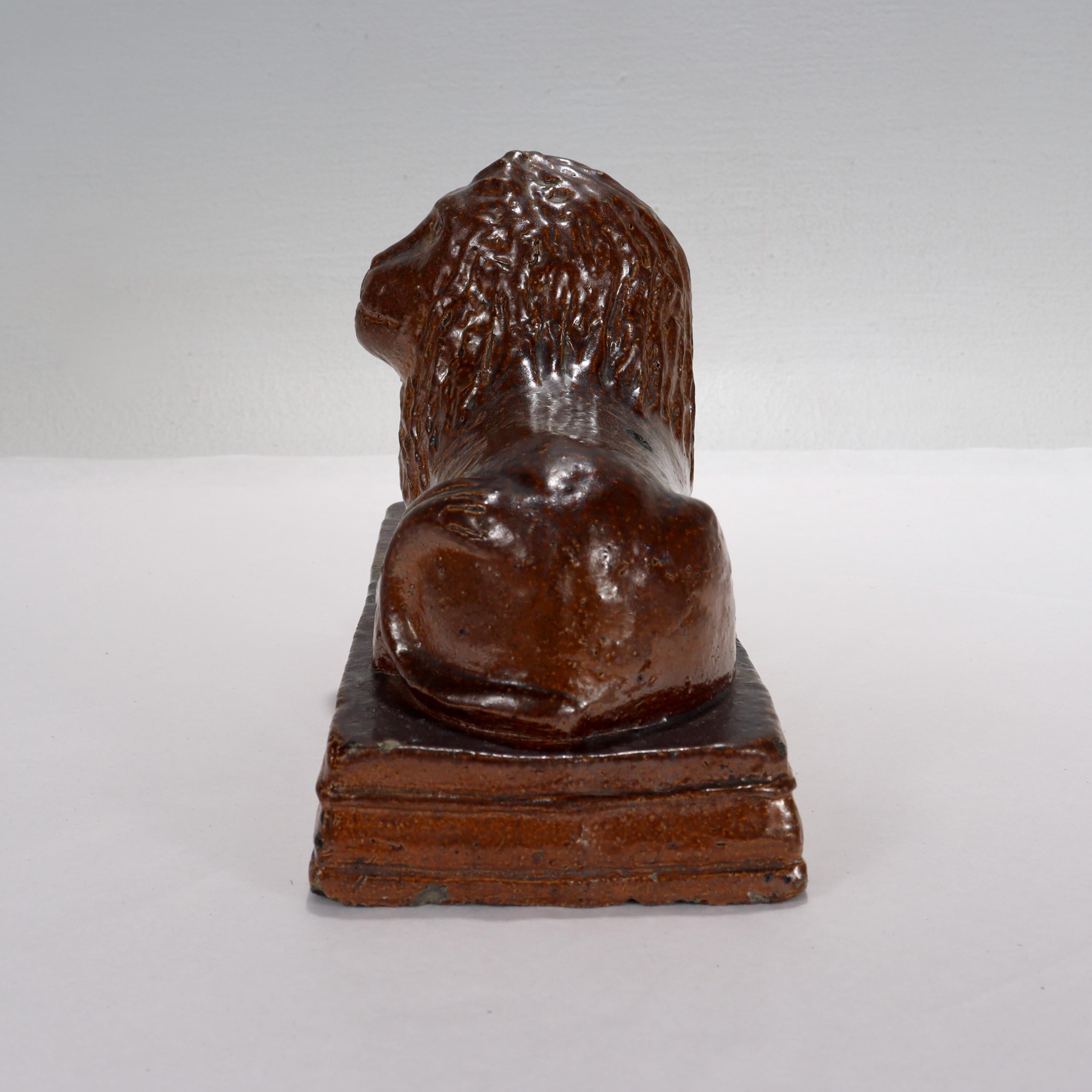 Figurita de león de cerámica roja o de azulejos de alcantarilla de arte popular americano firmada como antigua Estadounidense en venta