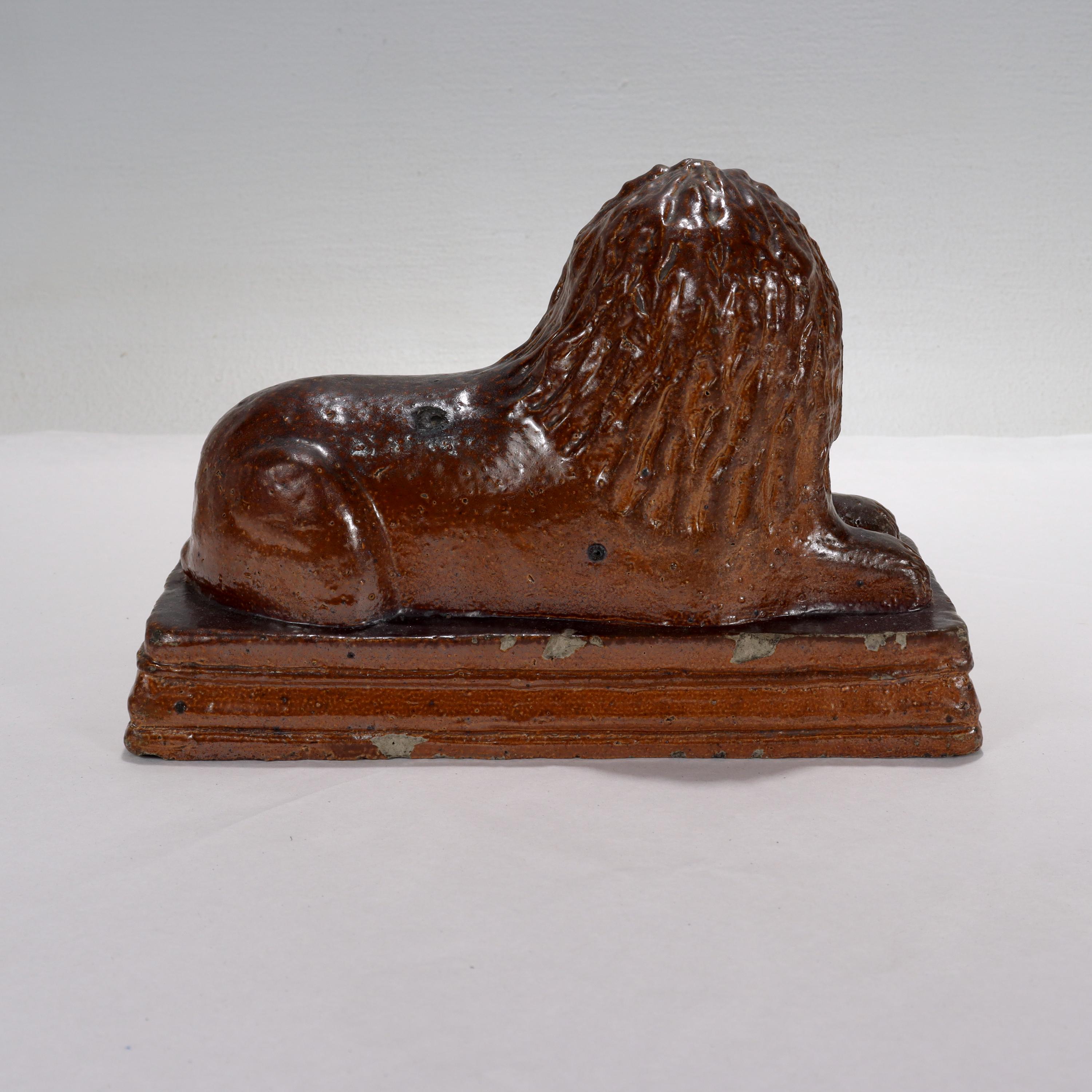 Figurita de león de cerámica roja o de azulejos de alcantarilla de arte popular americano firmada como antigua Glaseado en venta