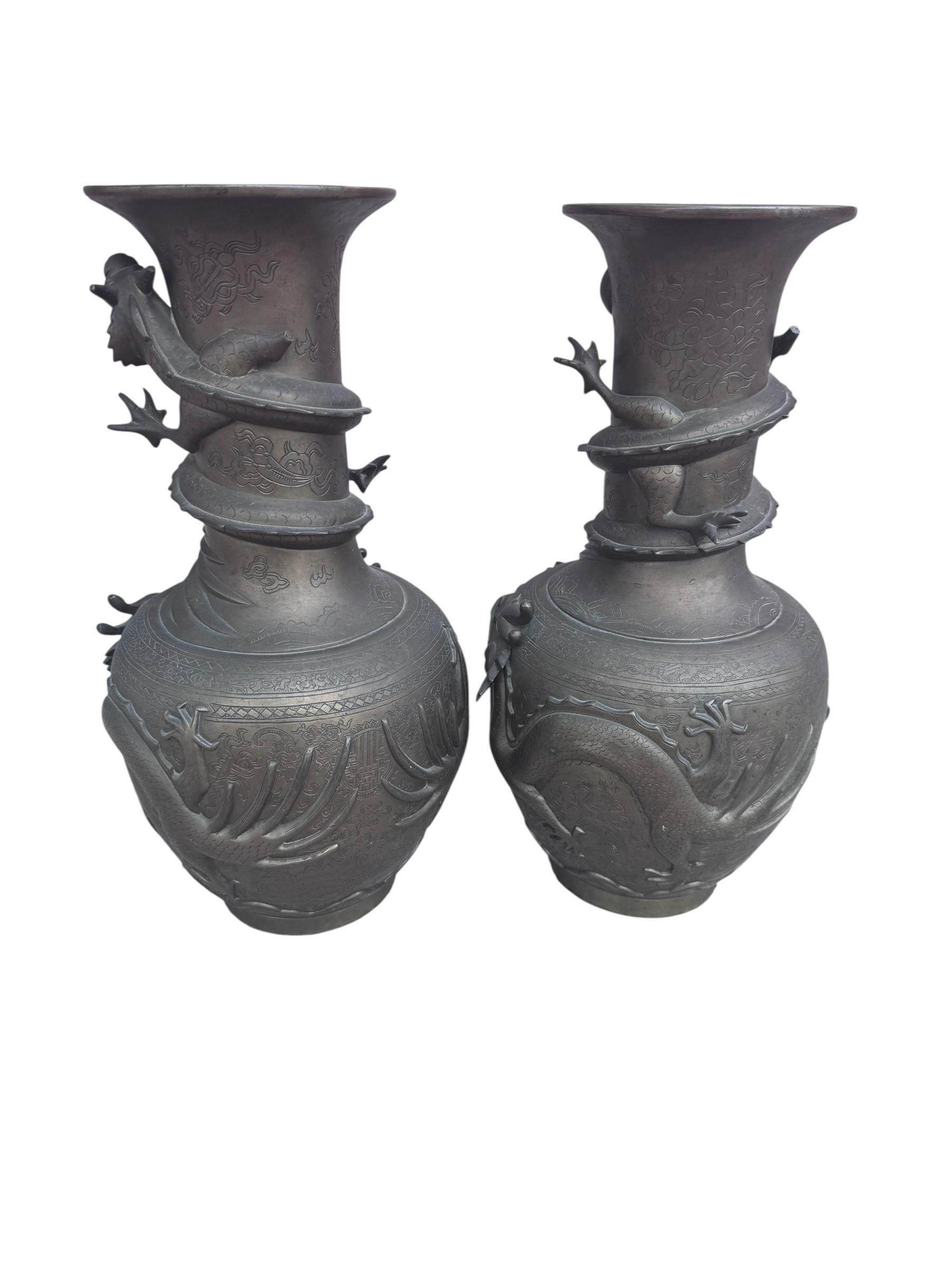 Antike signierte asiatische Bronze-Drachenvase - Paar

Dieses Paar antiker asiatischer Bronzevasen ist mit geschnitzten kaiserlichen Königsdrachen verziert. Der Drache ist in der chinesischen Kultur ein Symbol der Macht. Die Vase weist geätzte und