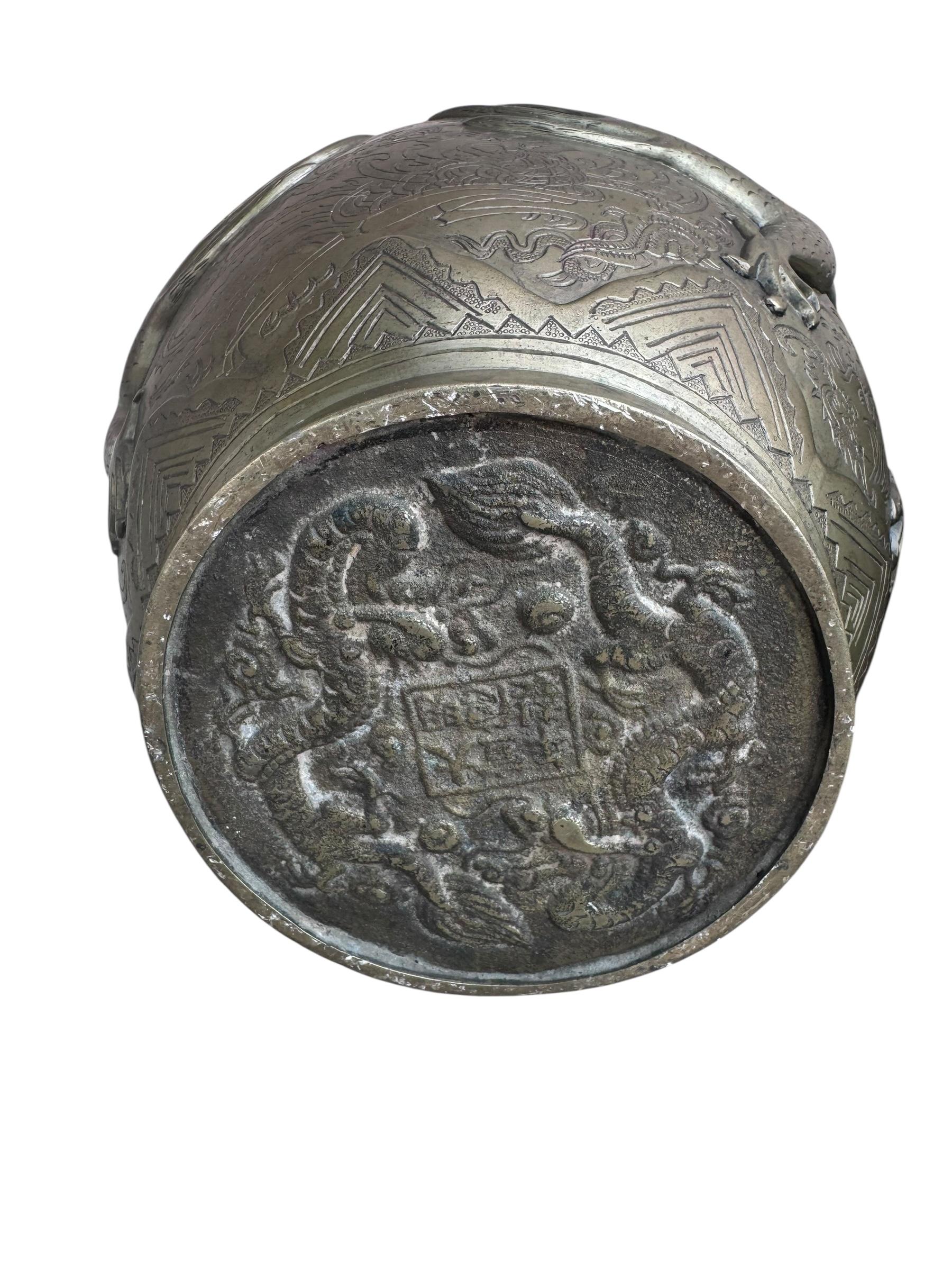 Antike signierte asiatische Bronze-Drachenvase - Paar (Chinesischer Export) im Angebot