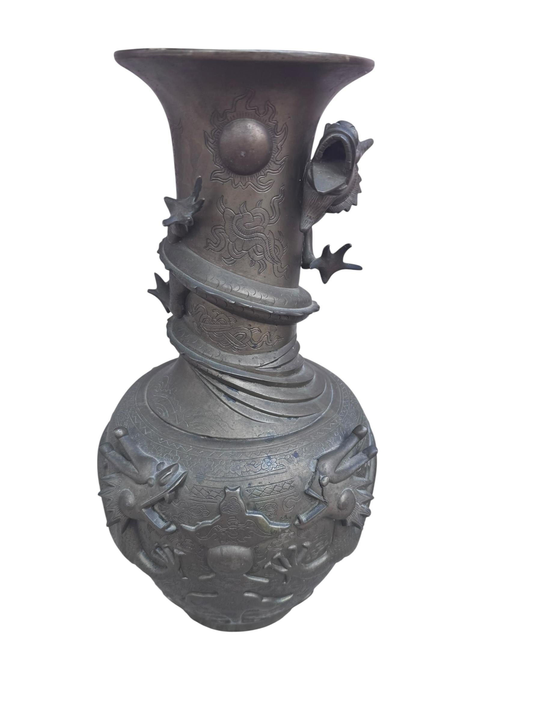 Antike signierte asiatische Bronze-Drachenvase - Paar im Zustand „Gut“ im Angebot in Chicago, IL