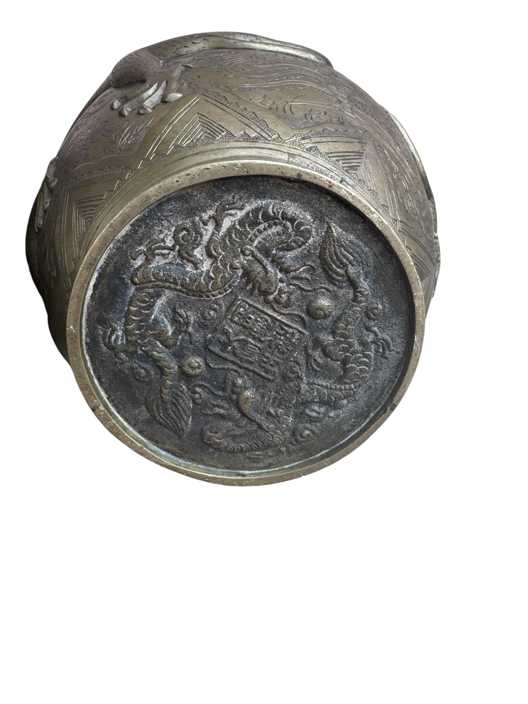 Antike signierte asiatische Bronze-Drachenvase - Paar (19. Jahrhundert) im Angebot