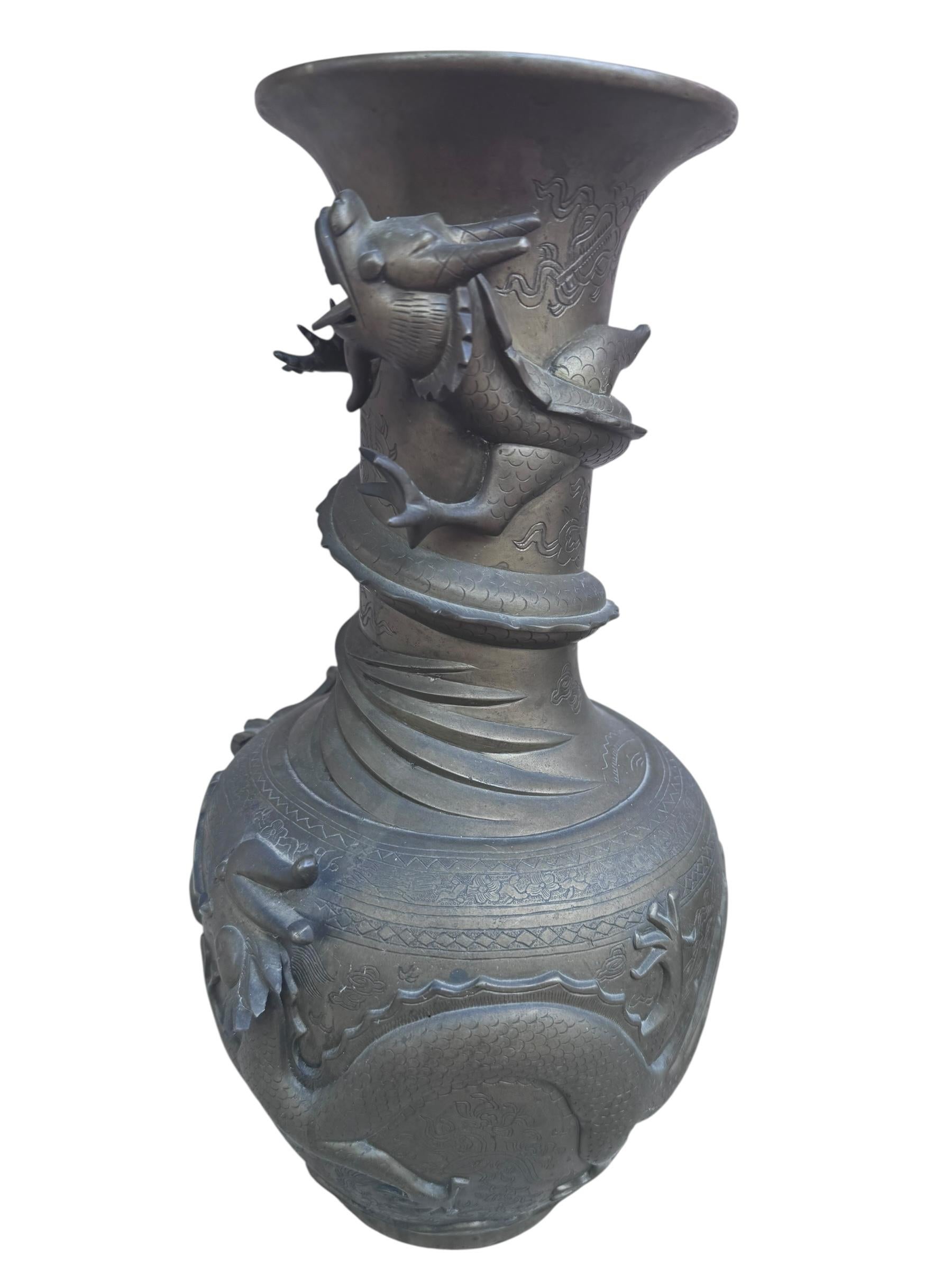 Antike signierte asiatische Bronze-Drachenvase - Paar im Angebot 1