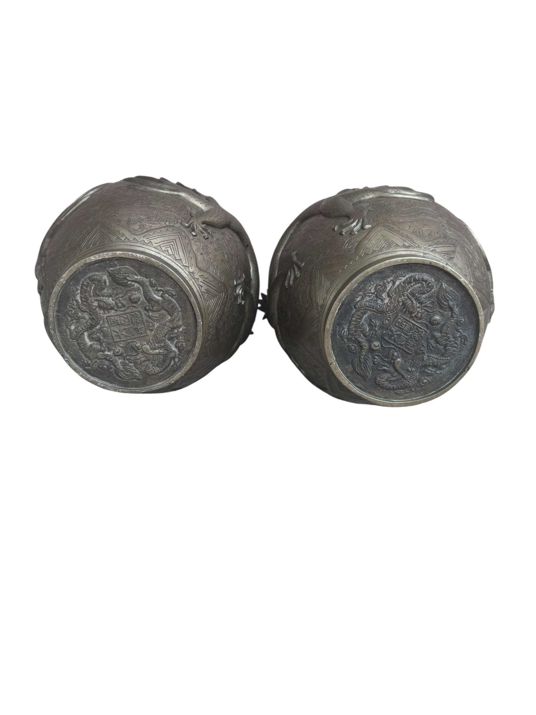 Antike signierte asiatische Bronze-Drachenvase - Paar im Angebot 2