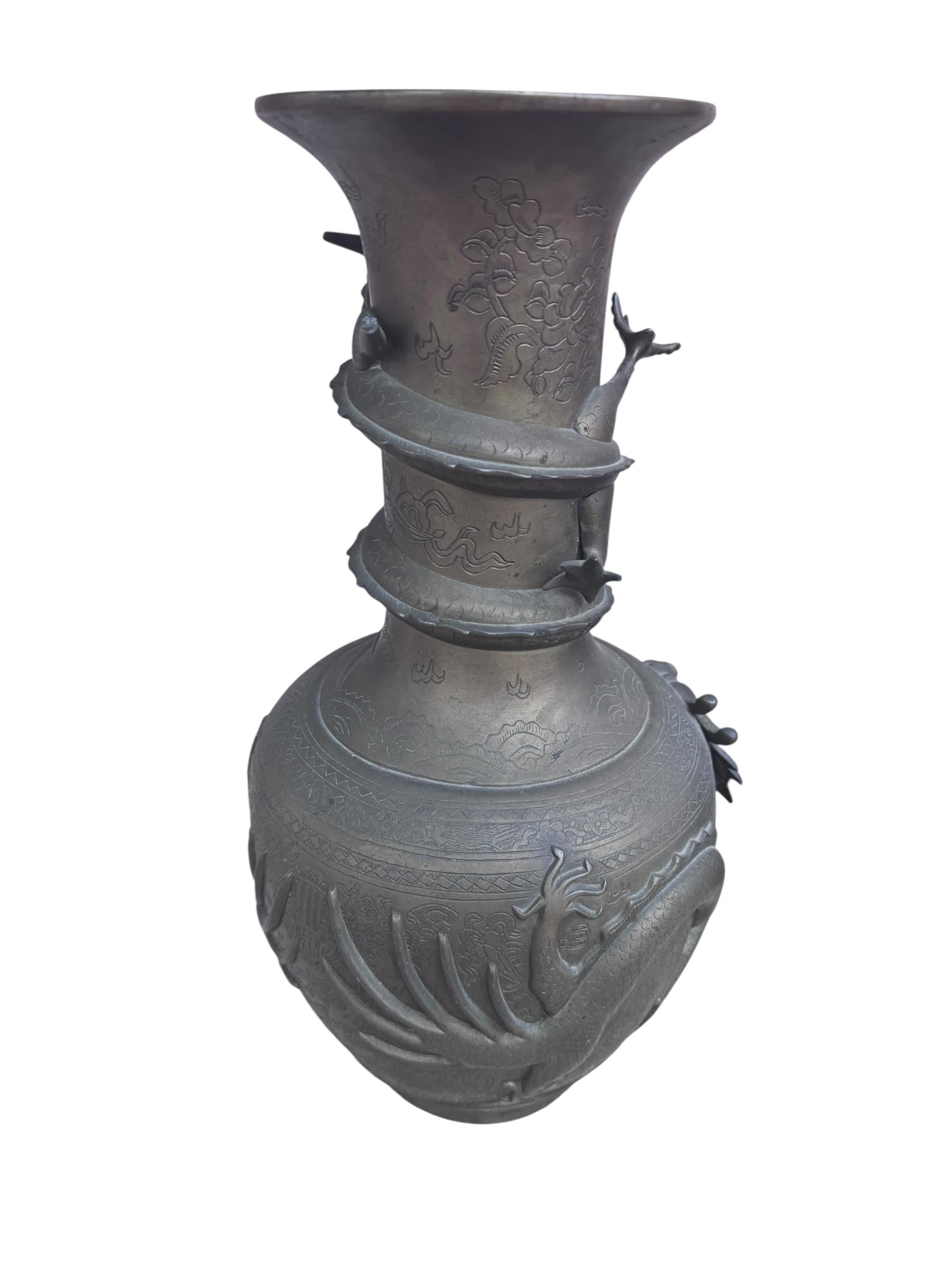 Antike signierte asiatische Bronze-Drachenvase - Paar im Angebot 3