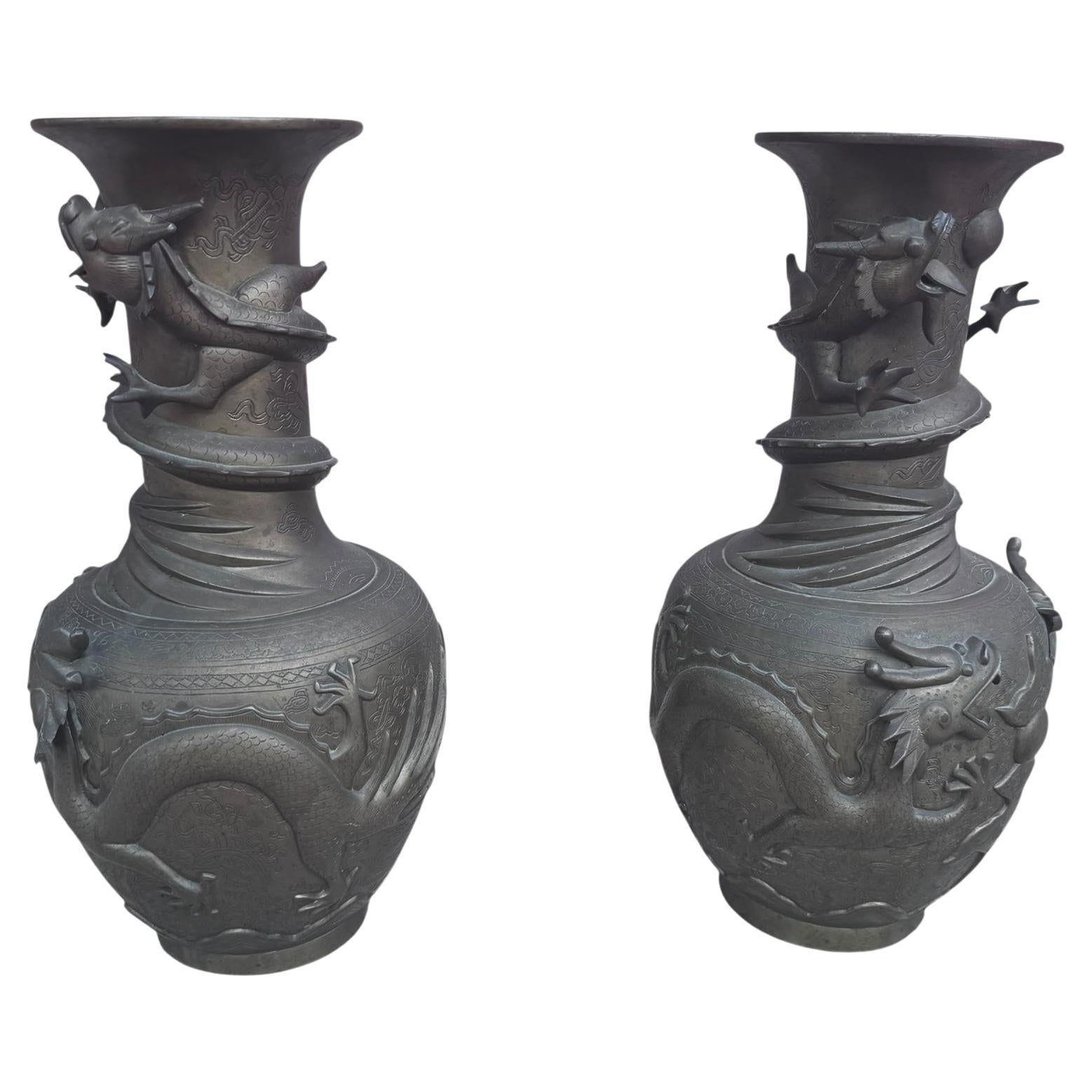 Antike signierte asiatische Bronze-Drachenvase - Paar im Angebot