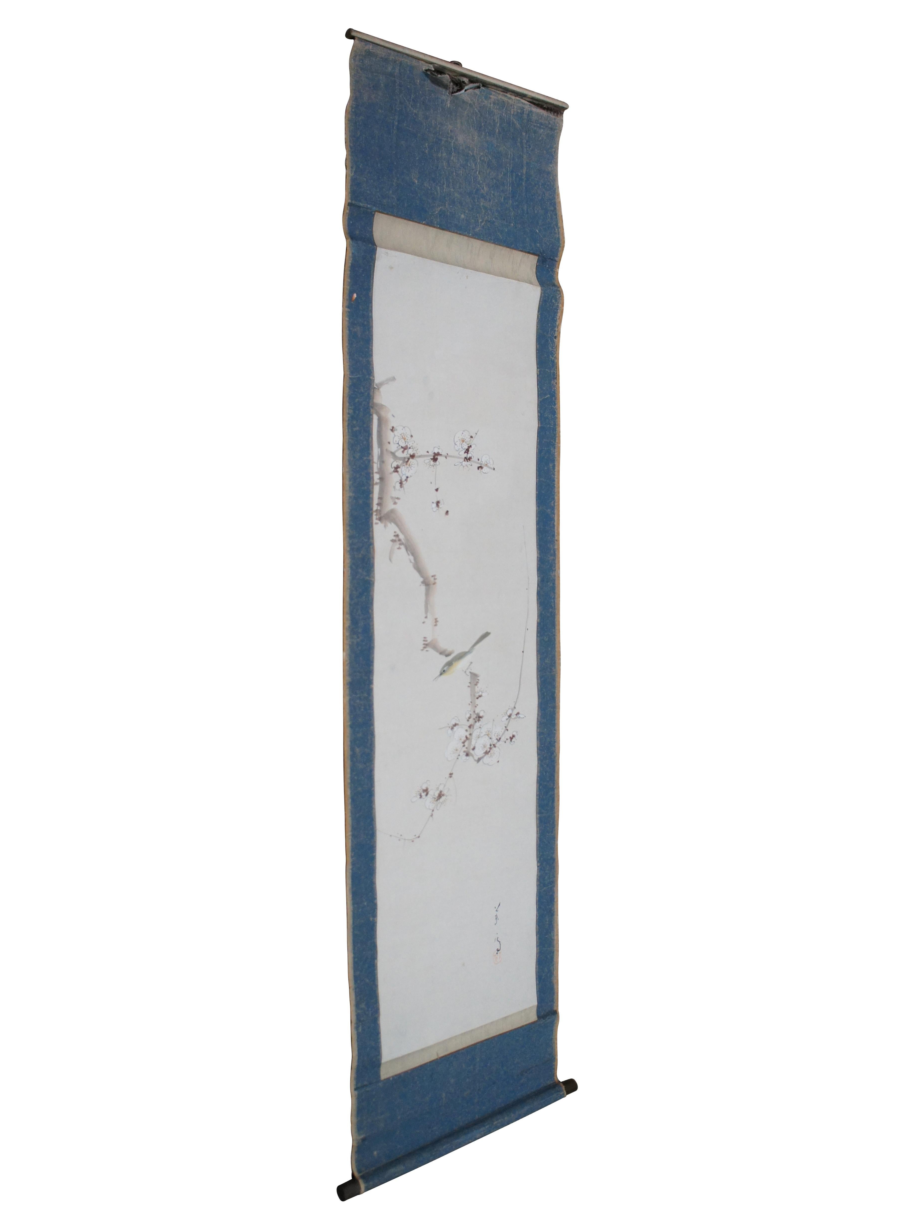Aquarelle asiatique ancienne sur papier signée, peinture minimaliste représentant un oiseau perché sur la branche d'un cerisier en fleurs. Monté sur un rouleau bleu à suspendre au mur.

??/guang xue/ : neige brillante, ou 