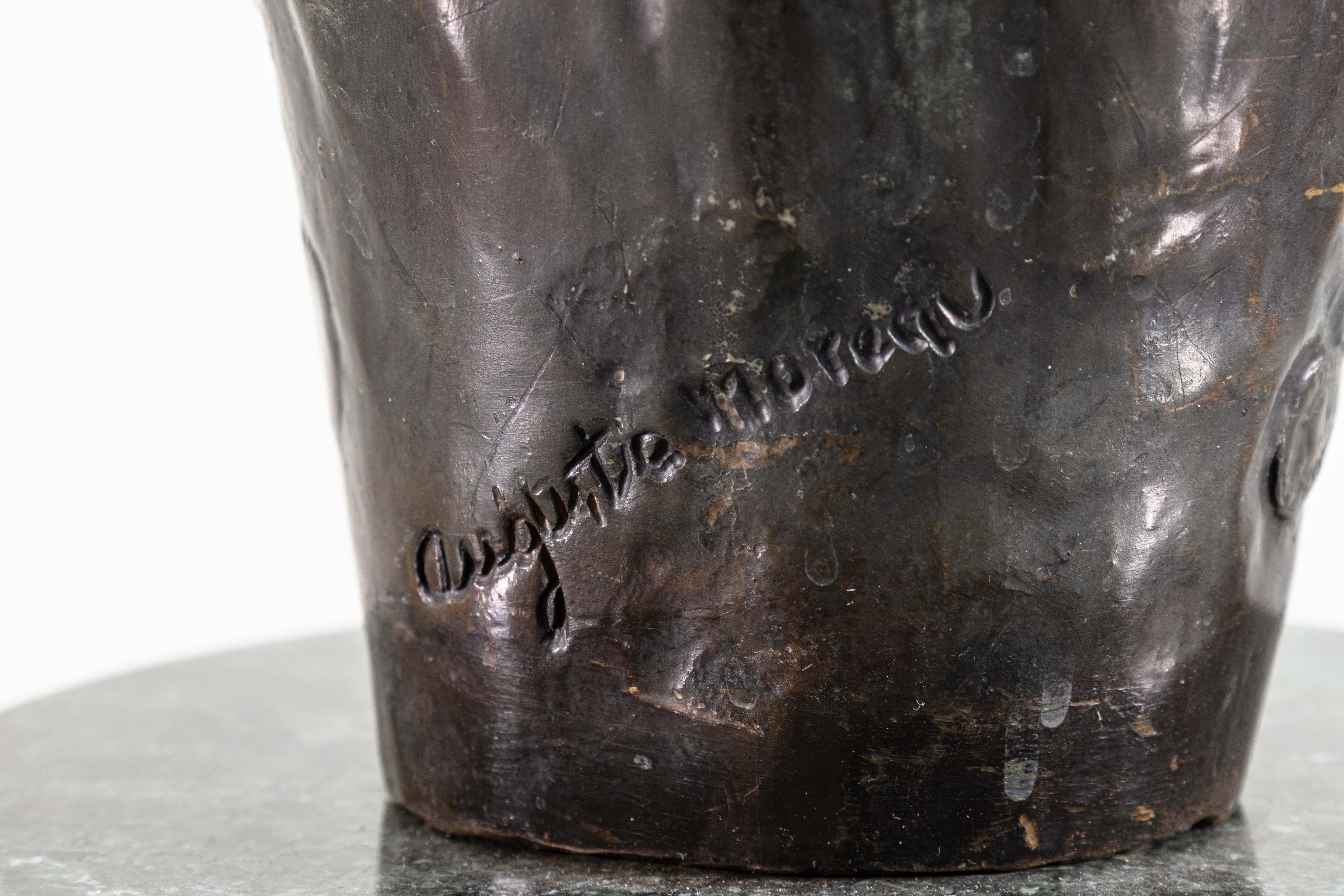 Bronzo Antico vaso firmato August Moreau in bronzo con cherubino e libellula su base in marmo in vendita