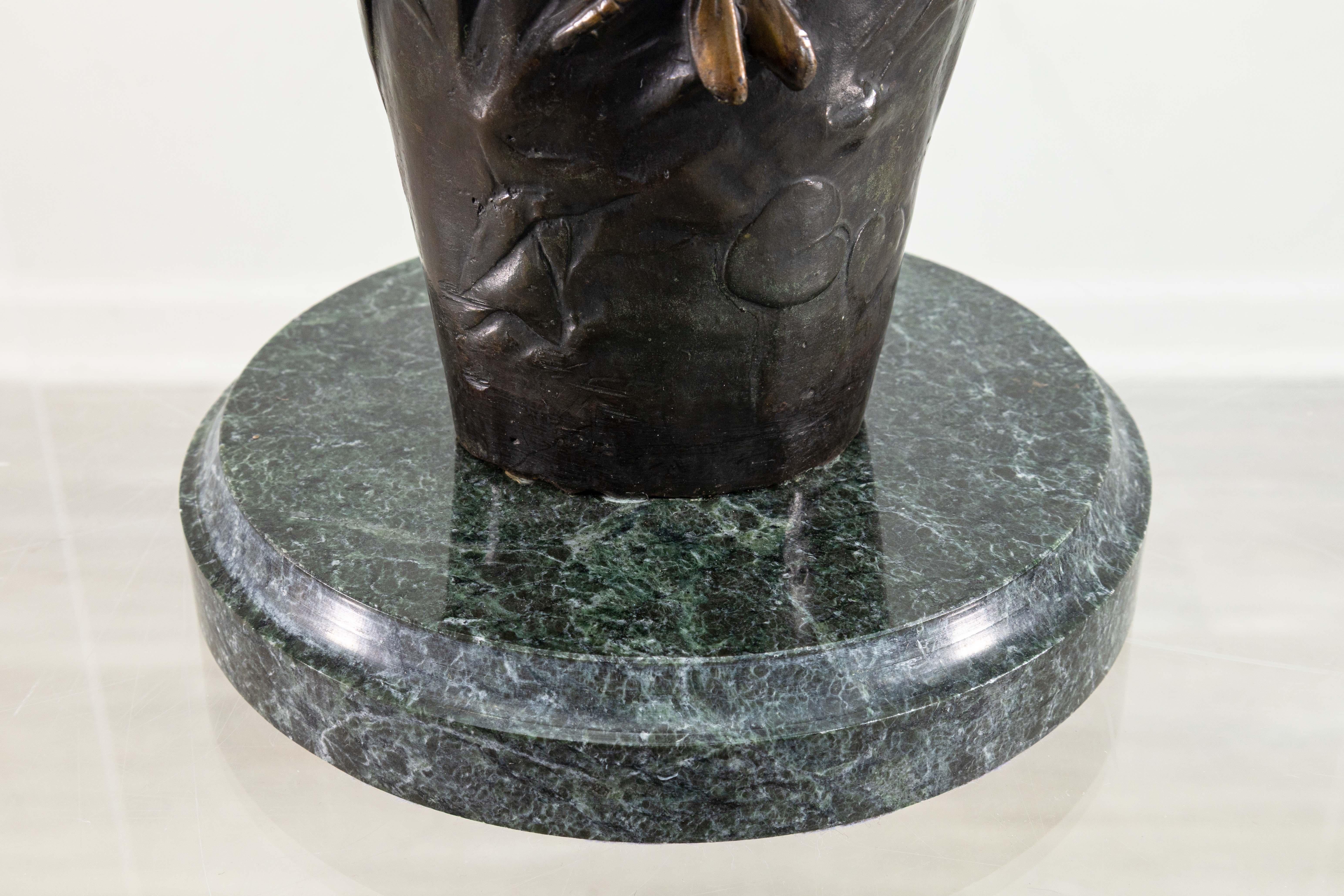 Antico vaso firmato August Moreau in bronzo con cherubino e libellula su base in marmo in vendita 1