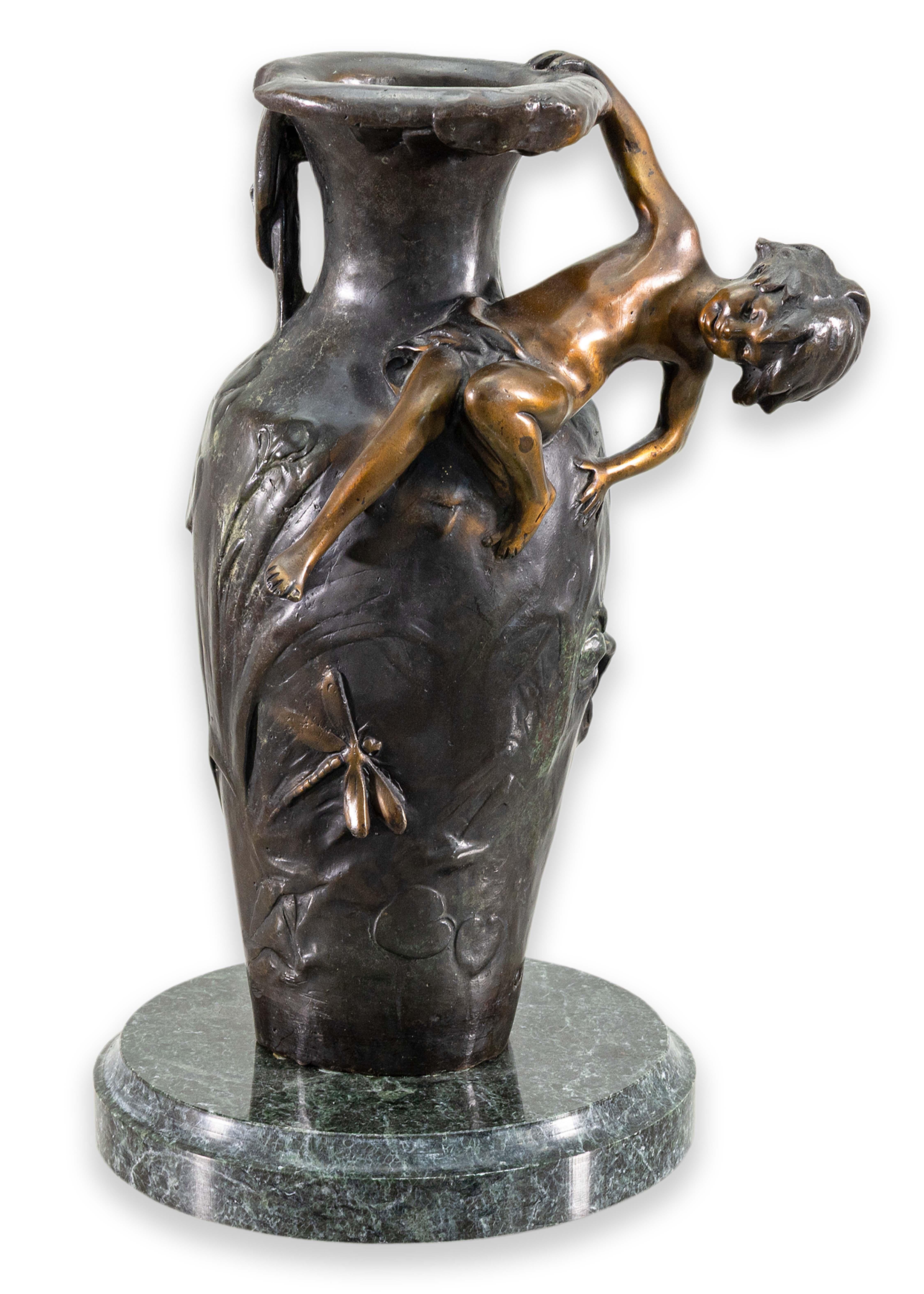 Antico vaso firmato August Moreau in bronzo con cherubino e libellula su base in marmo in vendita 2