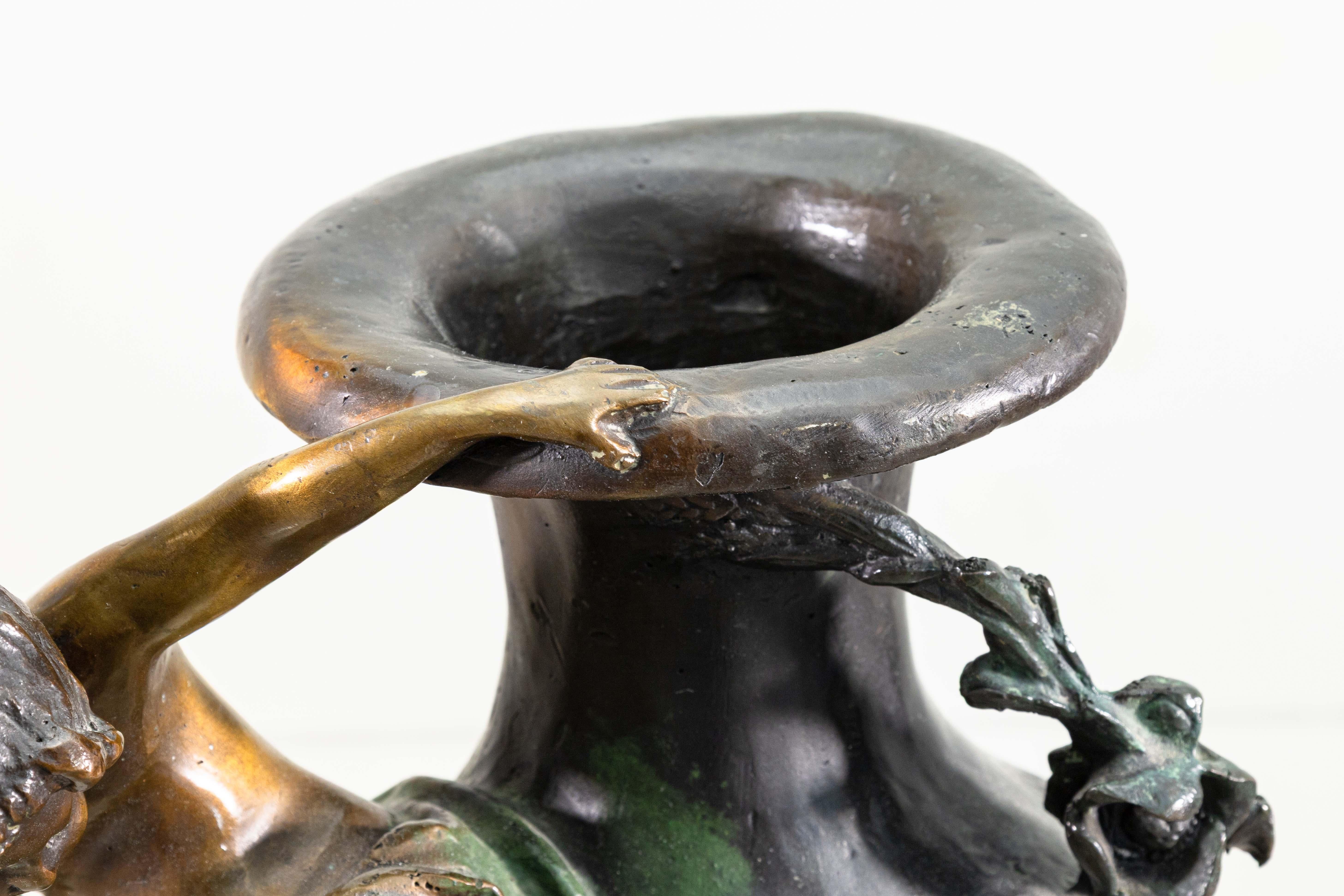 Una scultura da tavolo in bronzo di August Moreau. Questa graziosa scultura da tavolo in stile art nouveau è realizzata in bronzo fuso e poggia su una bella base di marmo affusolata. Questo vaso raffigura un cherubino che si arrampica sul lato del