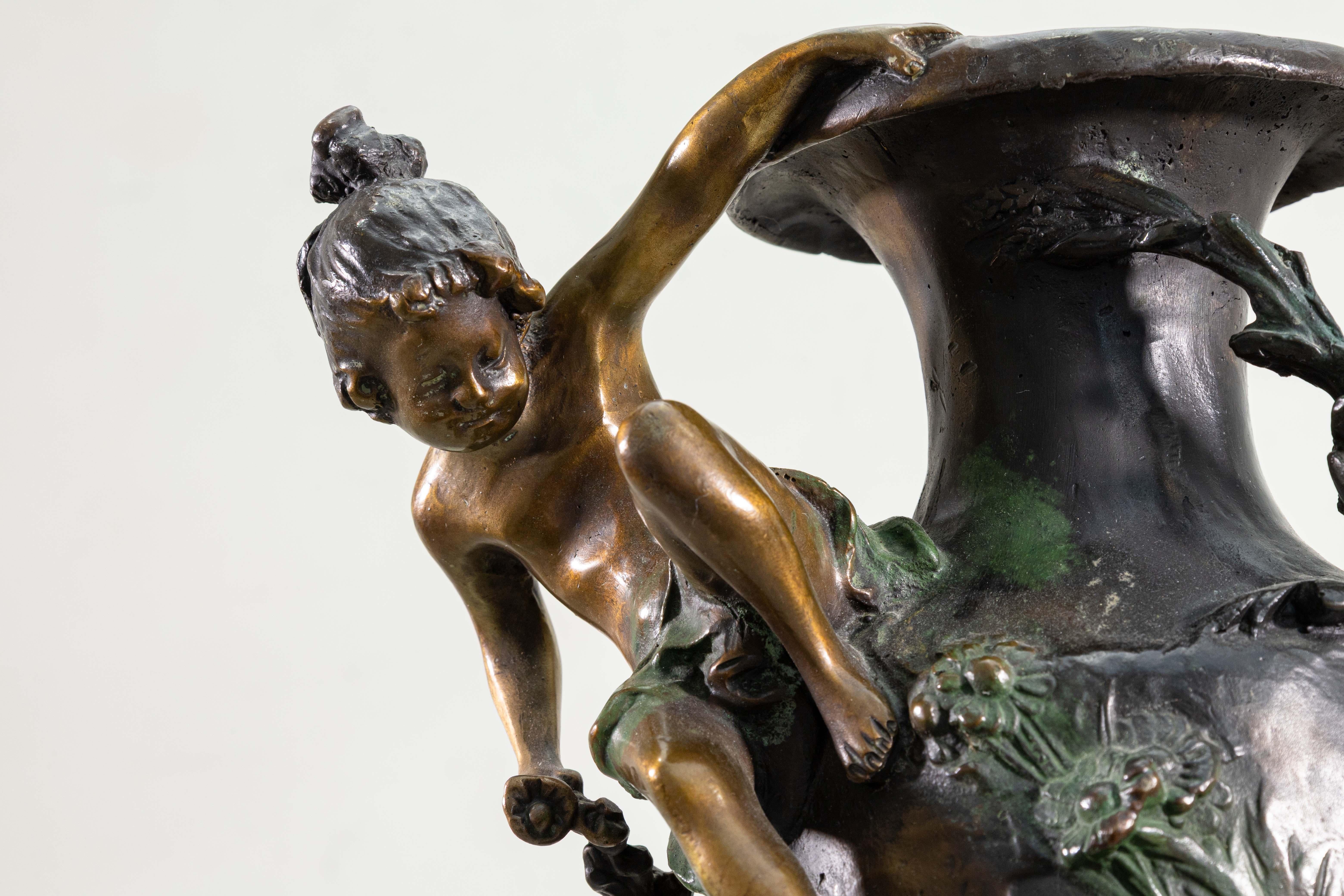 Moderno Antico vaso firmato August Moreau in bronzo con cherubini e fiori su base in marmo in vendita