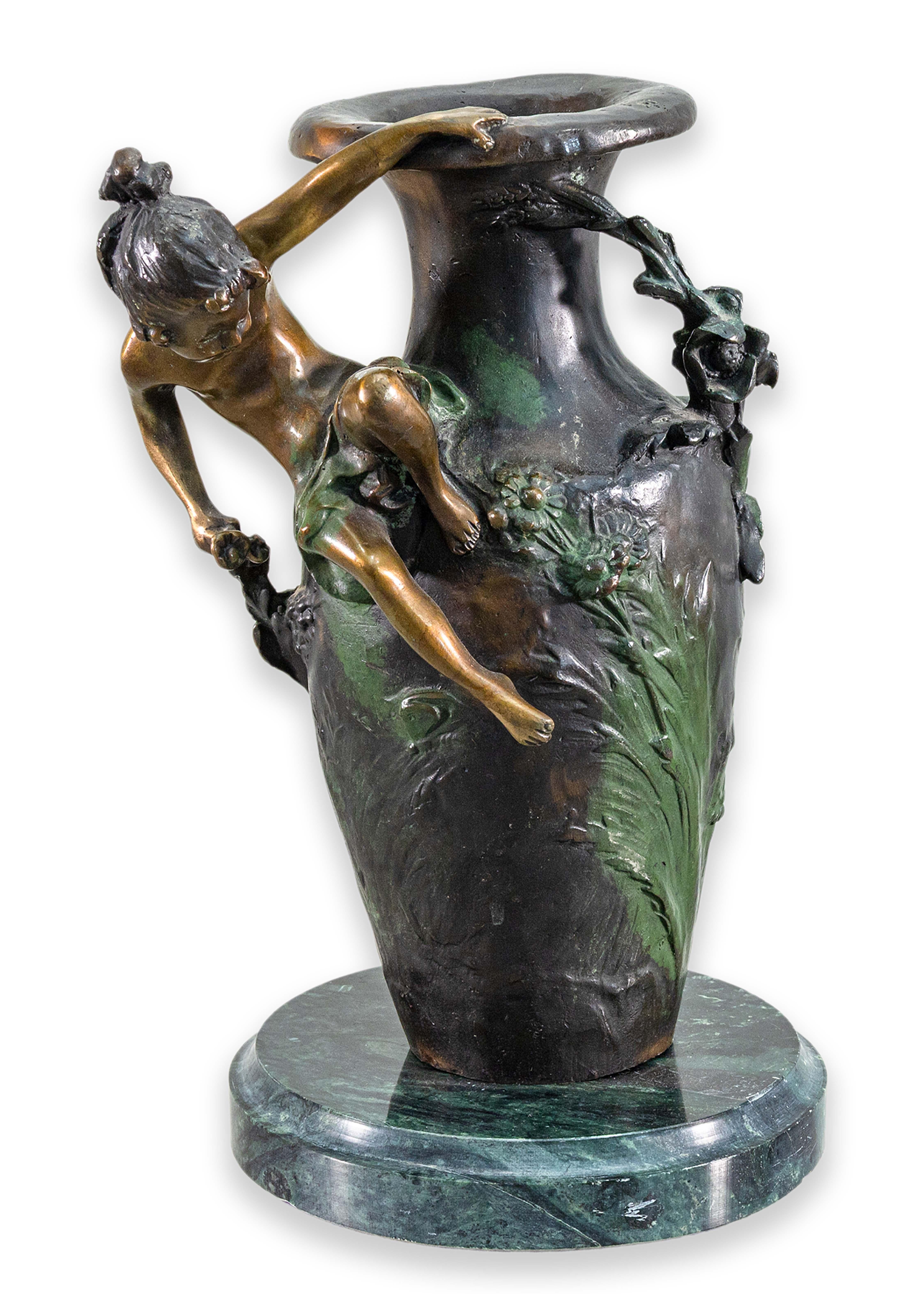 Antico vaso firmato August Moreau in bronzo con cherubini e fiori su base in marmo in vendita 1