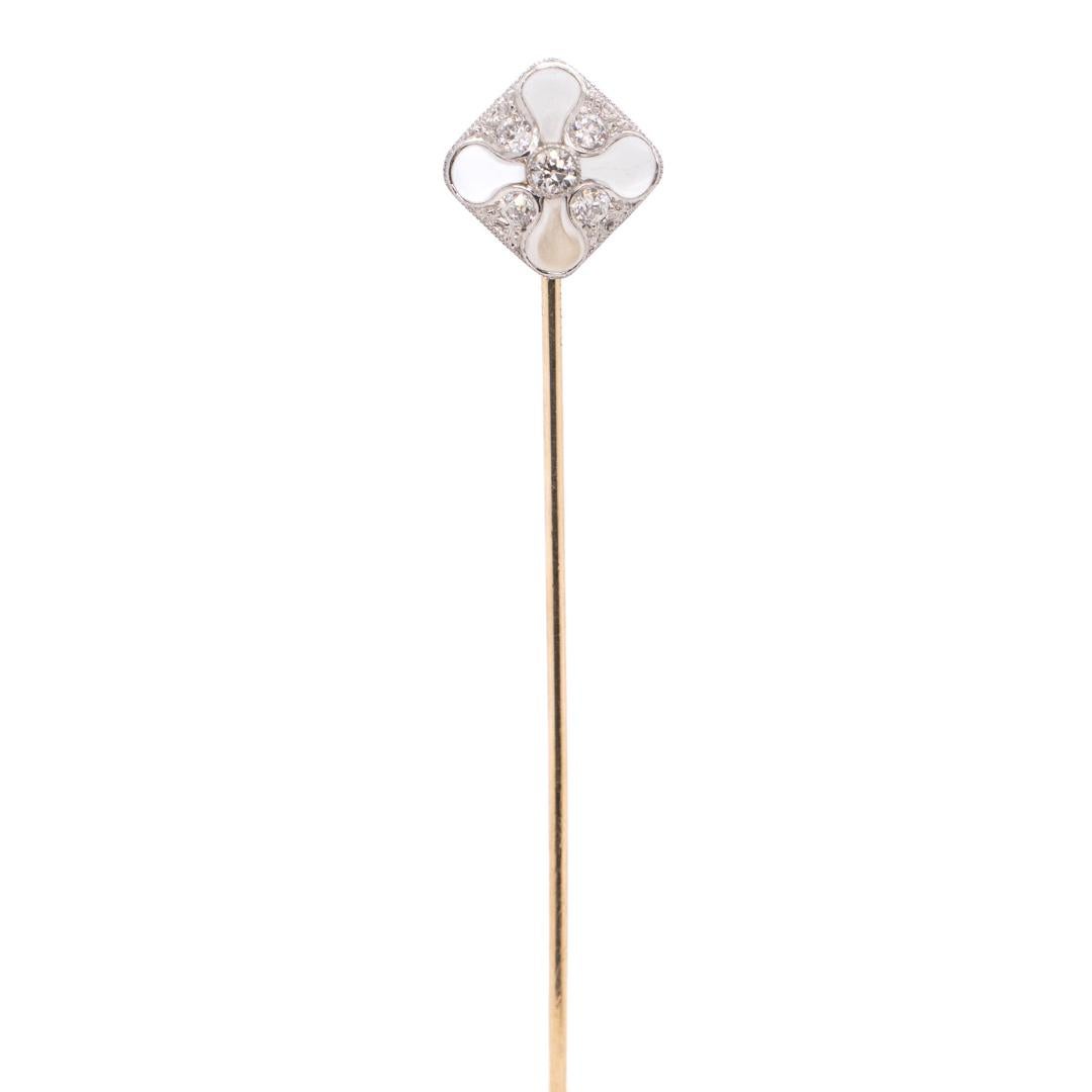  A fine signed Art Deco stick pin.

By Bailey, Banks, and Biddle.

With a platinum topped head with rock crystal and diamonds on a 14k yellow gold pin stem.

Marked to the side BB&B and with a serial no. 45876.

Simply a wonderful, top-level Art
