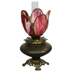 Lampe à huile ancienne signée Bradley & Hubbard en verre de scorie Cranberry Tulip:: c1890