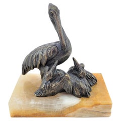 Sculpture ou presse-papiers antique en bronze signé représentant un pélican ou un coq