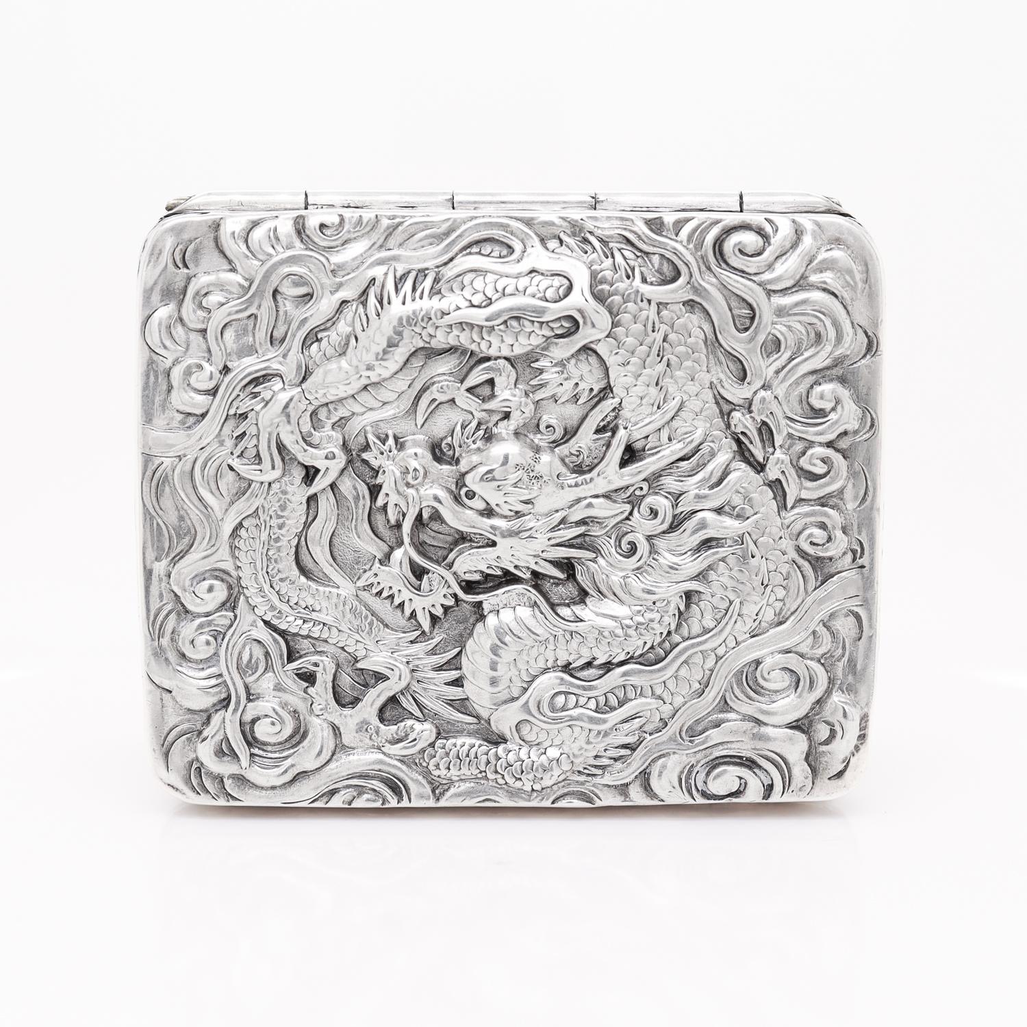 Antike signierte chinesische Export-Silberschachtel mit Drachen und Wellen 1