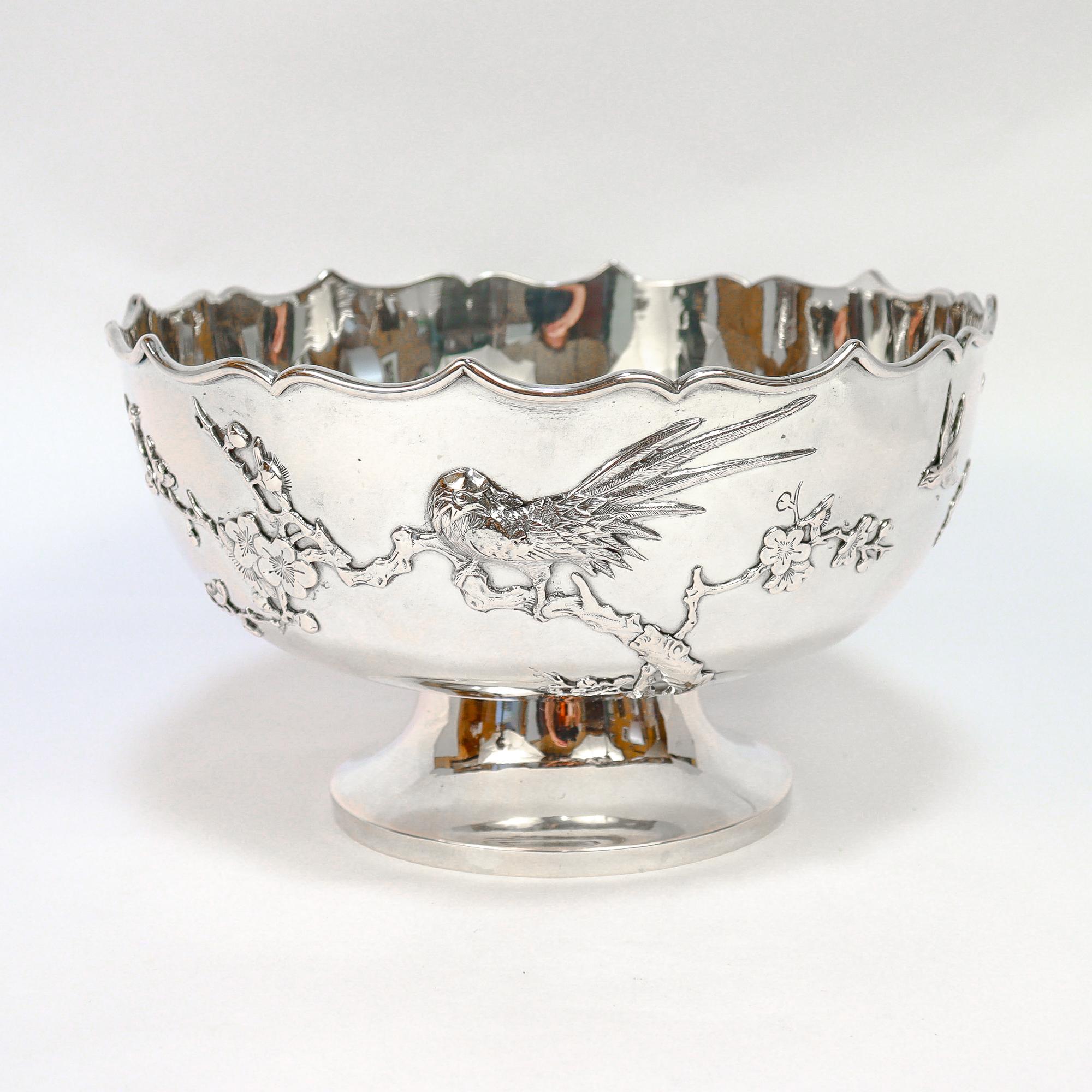 Un beau bol à pied en argent chinois ancien signé.

Par Sing Fat.

En argent massif. 

Avec des branches fleuries et des oiseaux appliqués à l'extérieur et un bord façonné.

Soutenu par un pied large.

Marqué à la base.

Un magnifique bol en argent